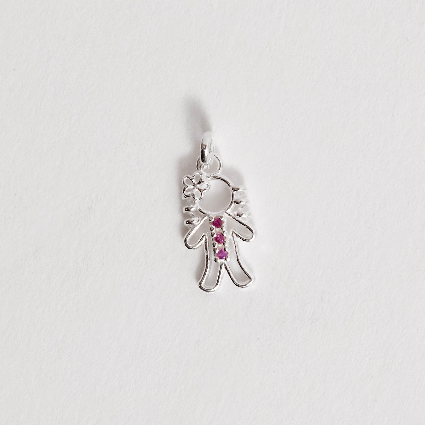 Pingente menina detalhe 3 zircônias rosa 12mm
