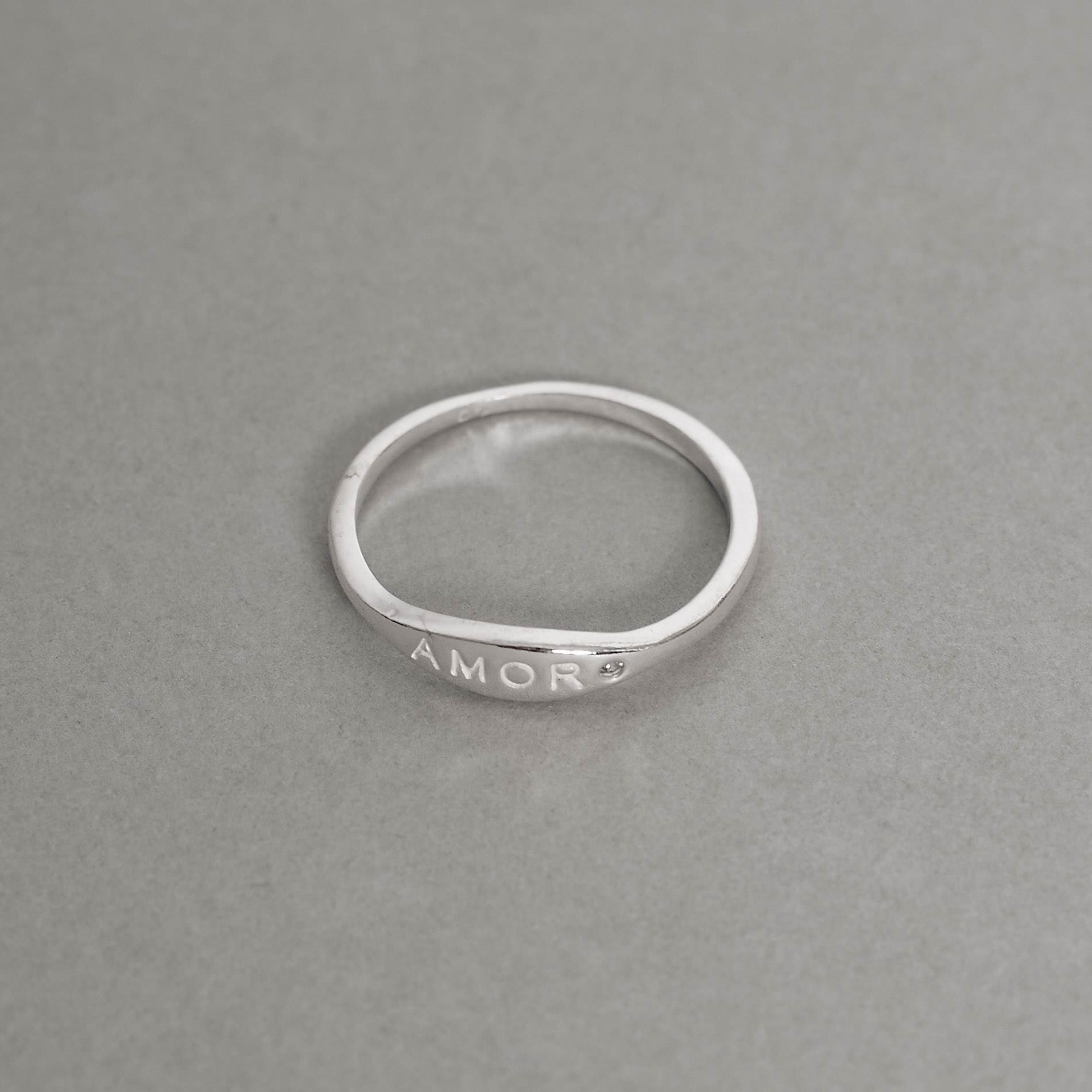 Anel escrito amor detalhe zircônia