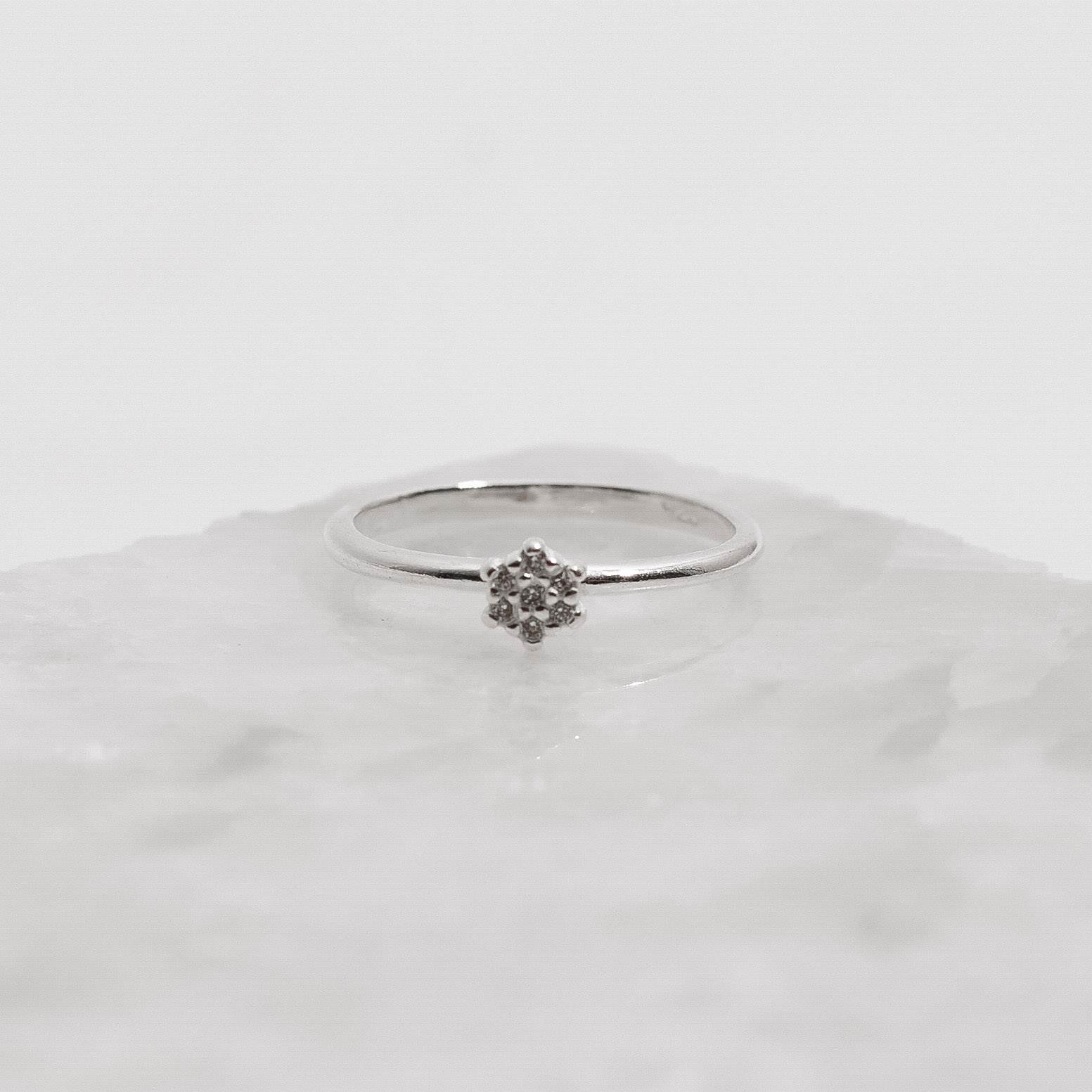Anel flor com zircônias caixa alta