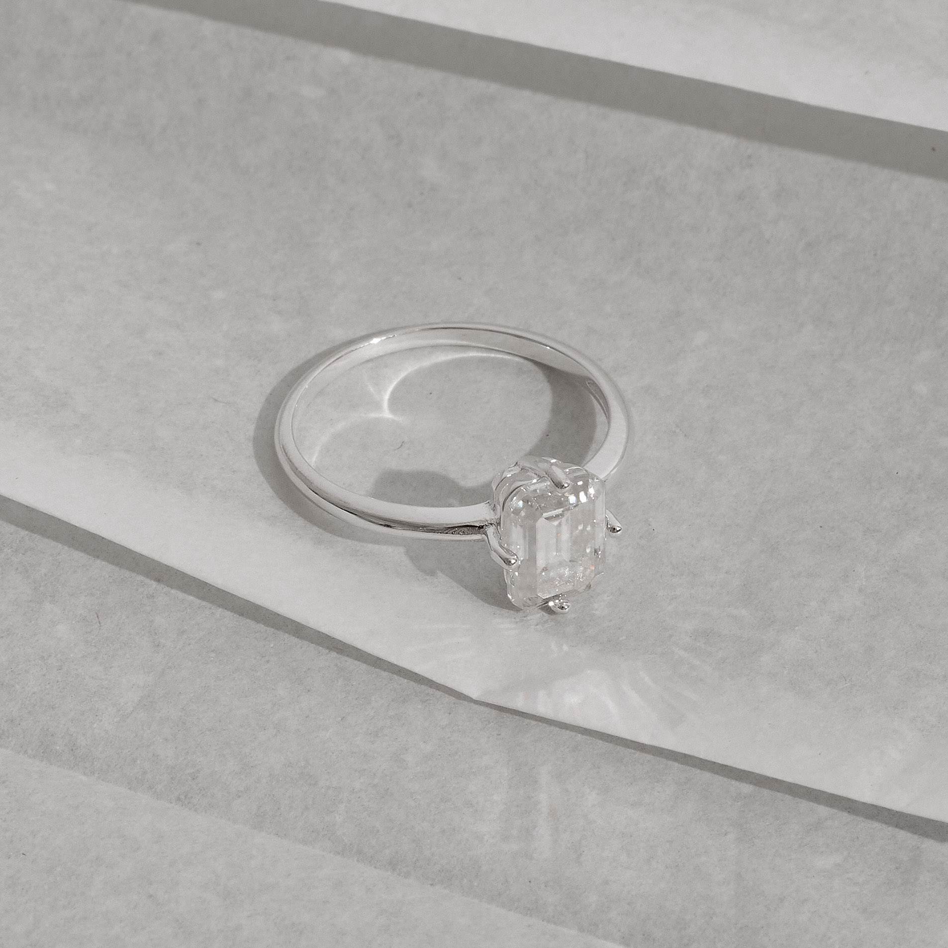 Anel solitário moissanite emerald 8x6mm