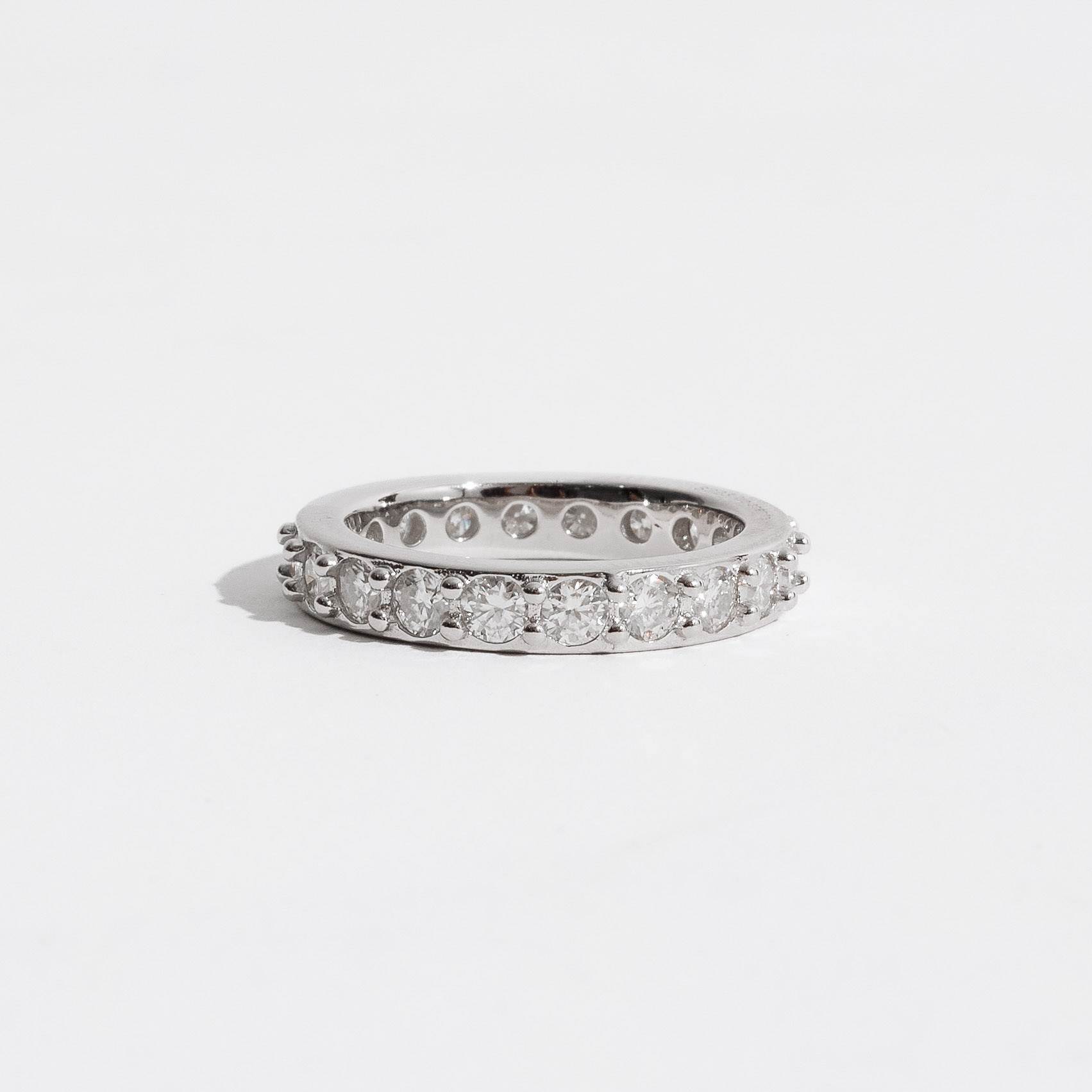 Imagem Anel aliança cravejada com moissanites 3mm ródio
