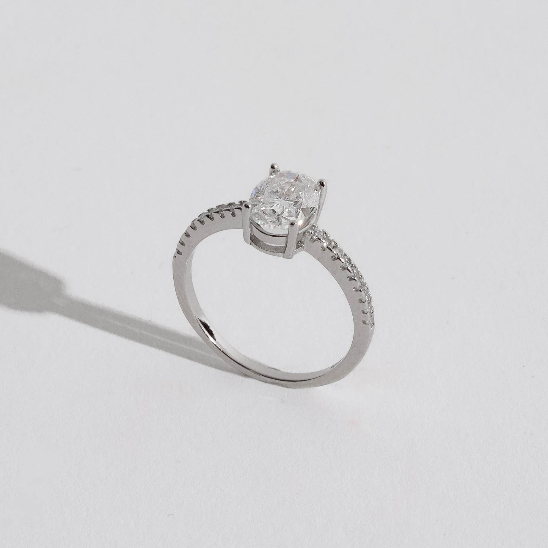 Imagem Secundária Anel moissanite oval 8x6mm com cravejado ródio