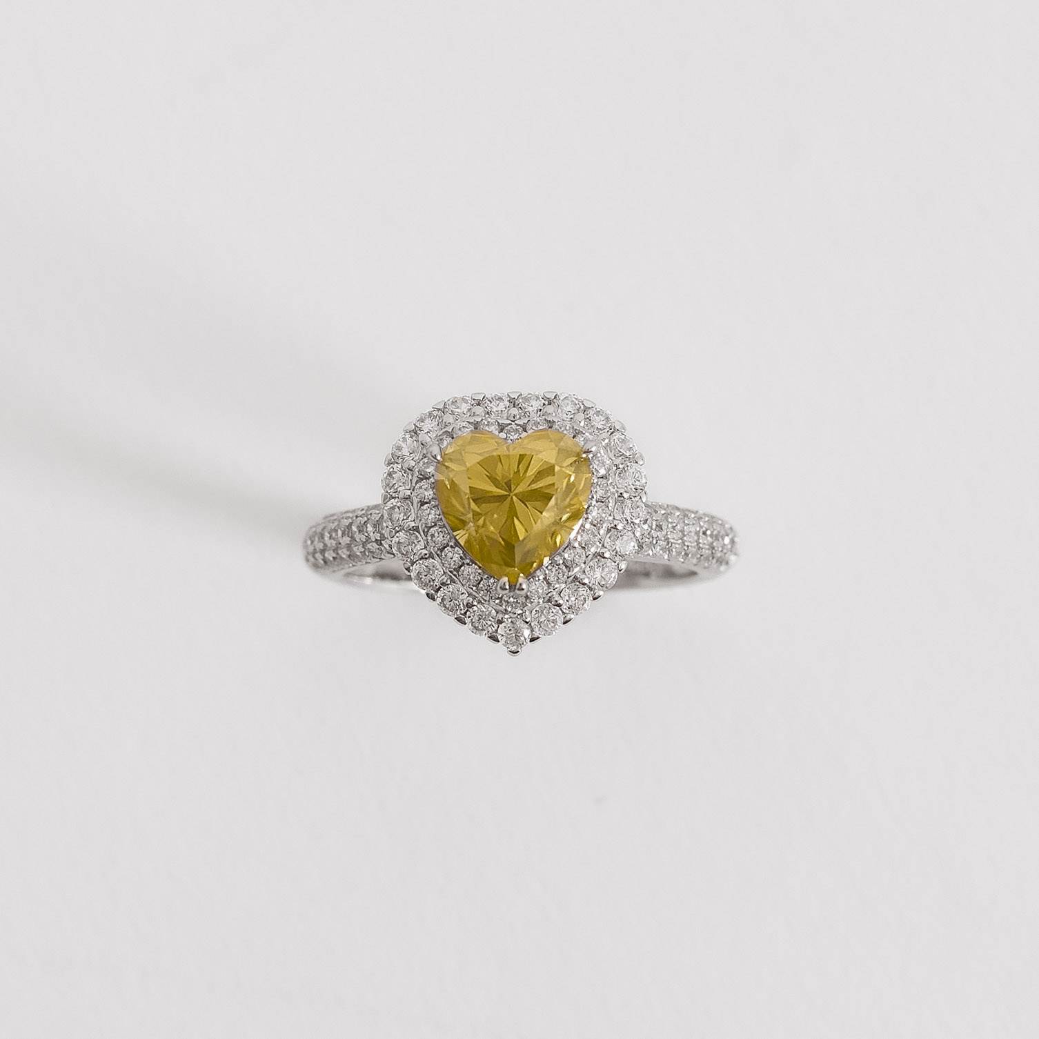 Anel moissanite coração Yellow Fancy 7mm com cravejado ródio