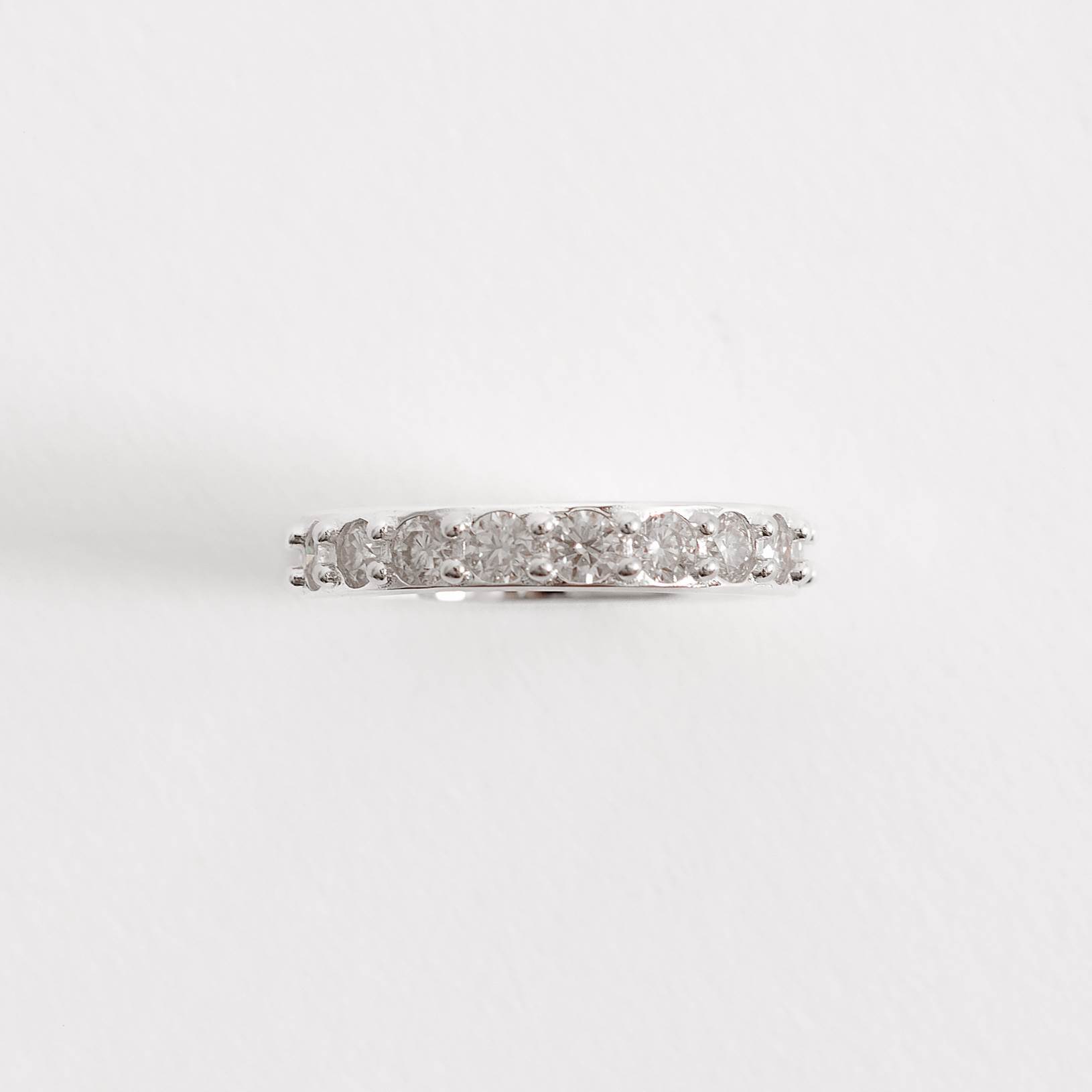 Anel aliança cravejada com moissanites 3mm
