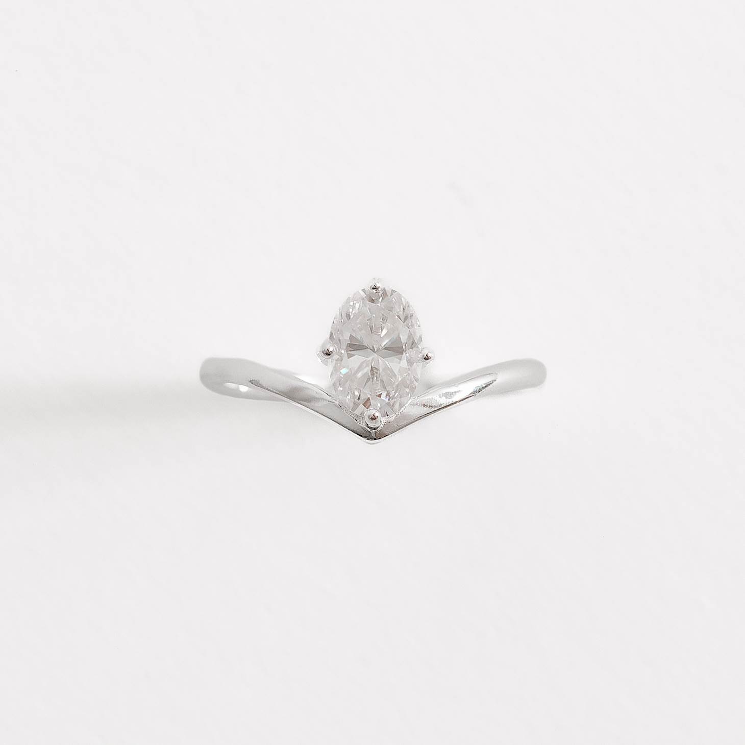Anel v solitário moissanite oval 5x7mm