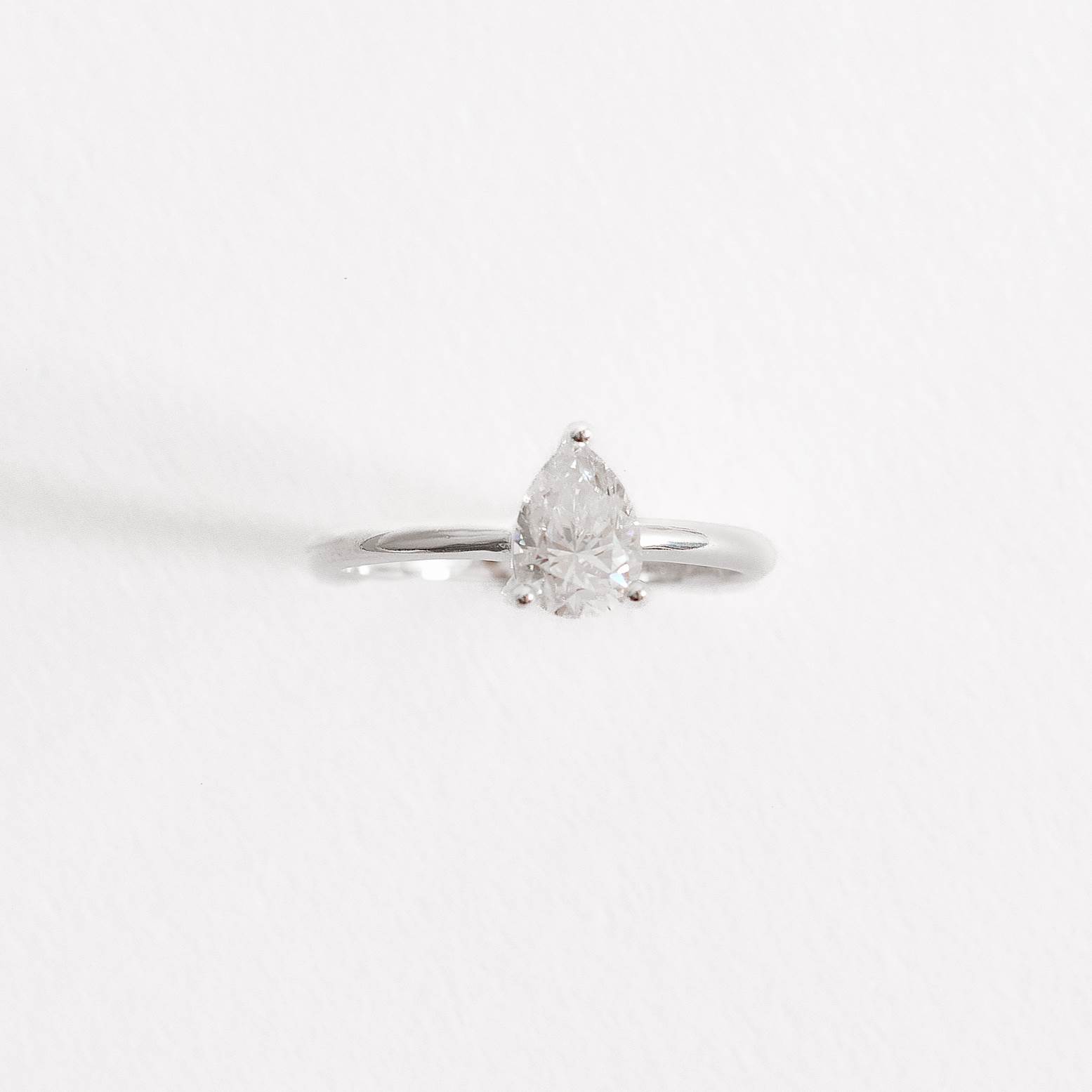 Imagem Anel solitário moissanite gota 5x7mm