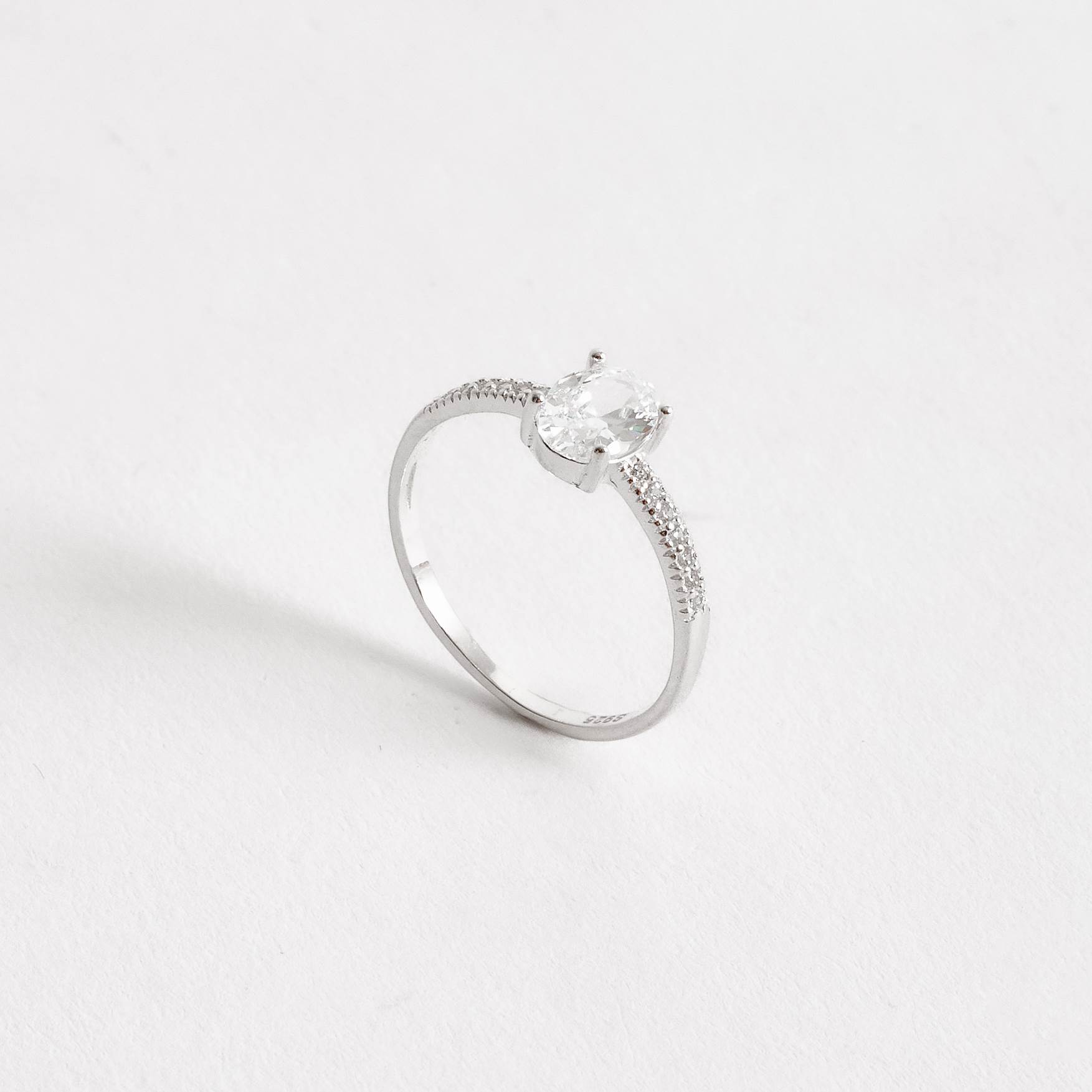 Imagem Anel meia aliança com zircônia oval 7mm