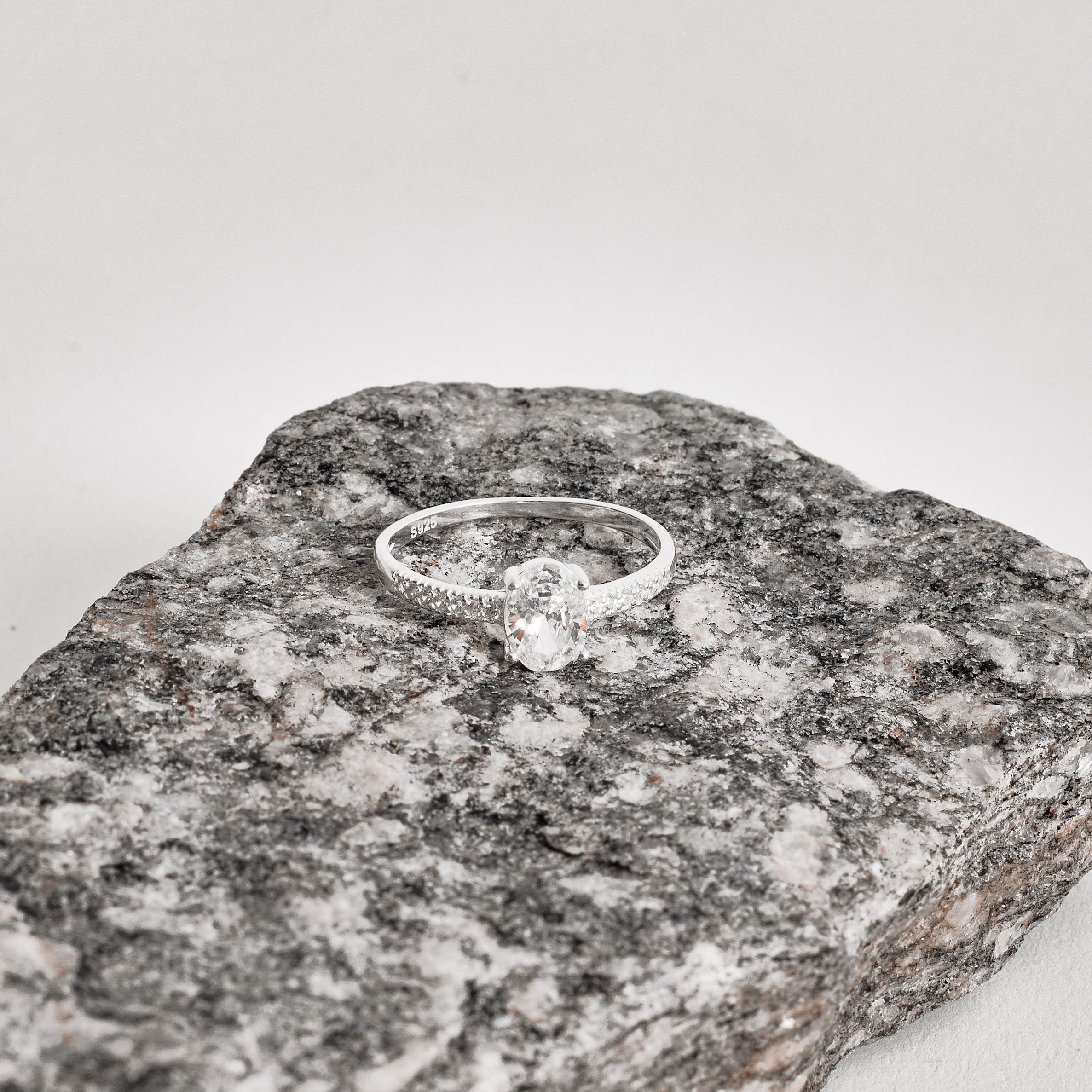Anel meia aliança com zircônia oval 7mm
