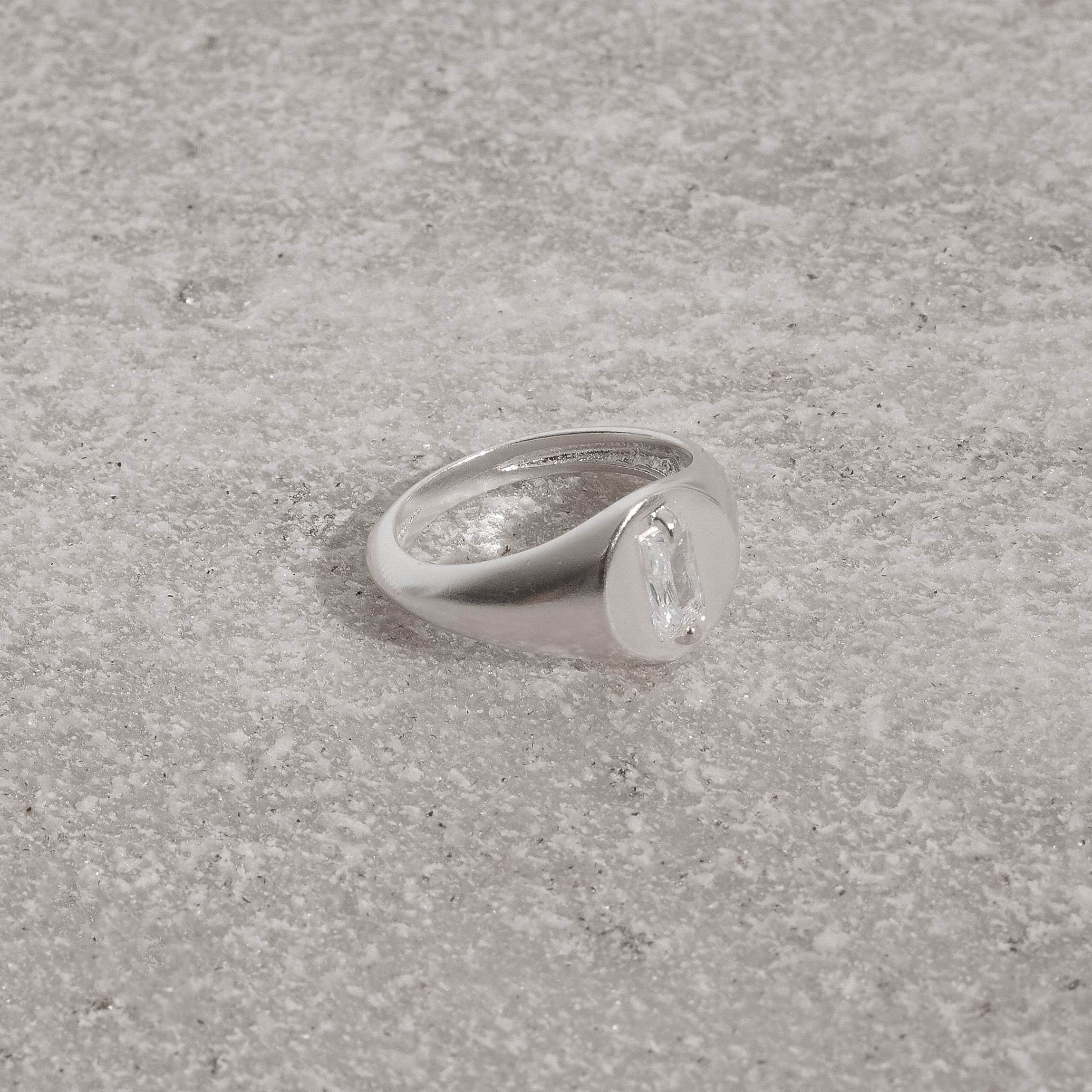Anel oval com zircônia retangular dedinho