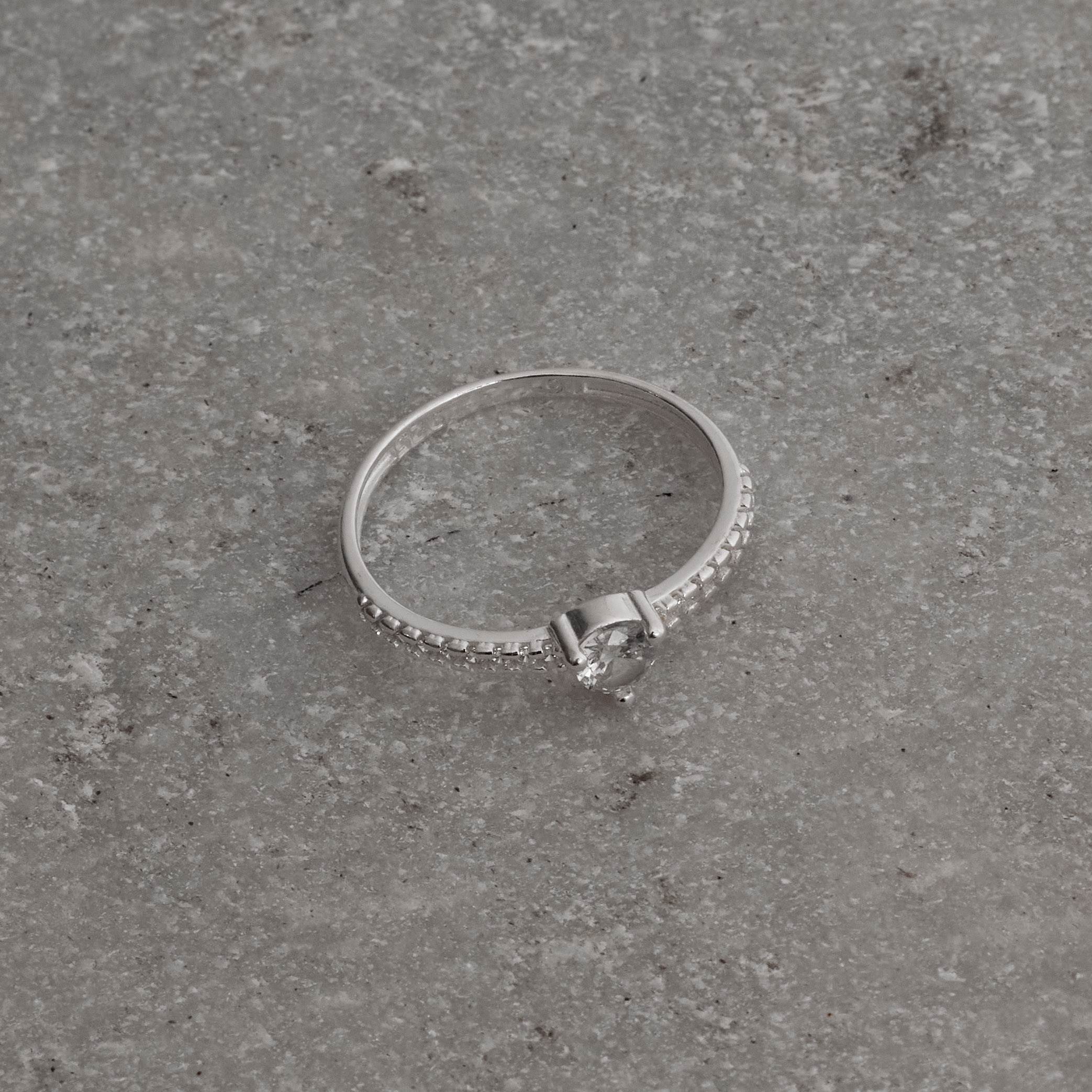Anel solitário 4mm com cravejado