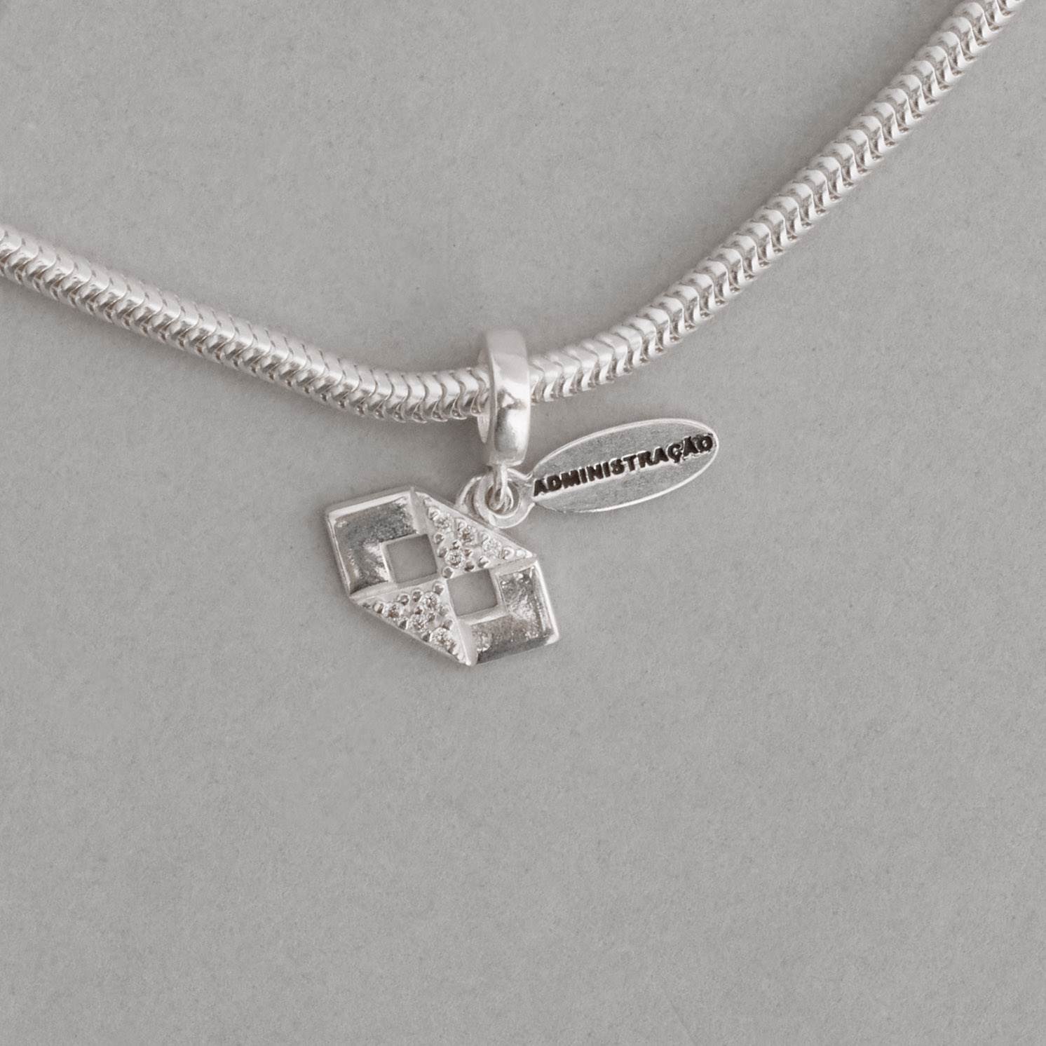 Imagem Berloque pingente placa Administração com símbolo cravejado 12mm