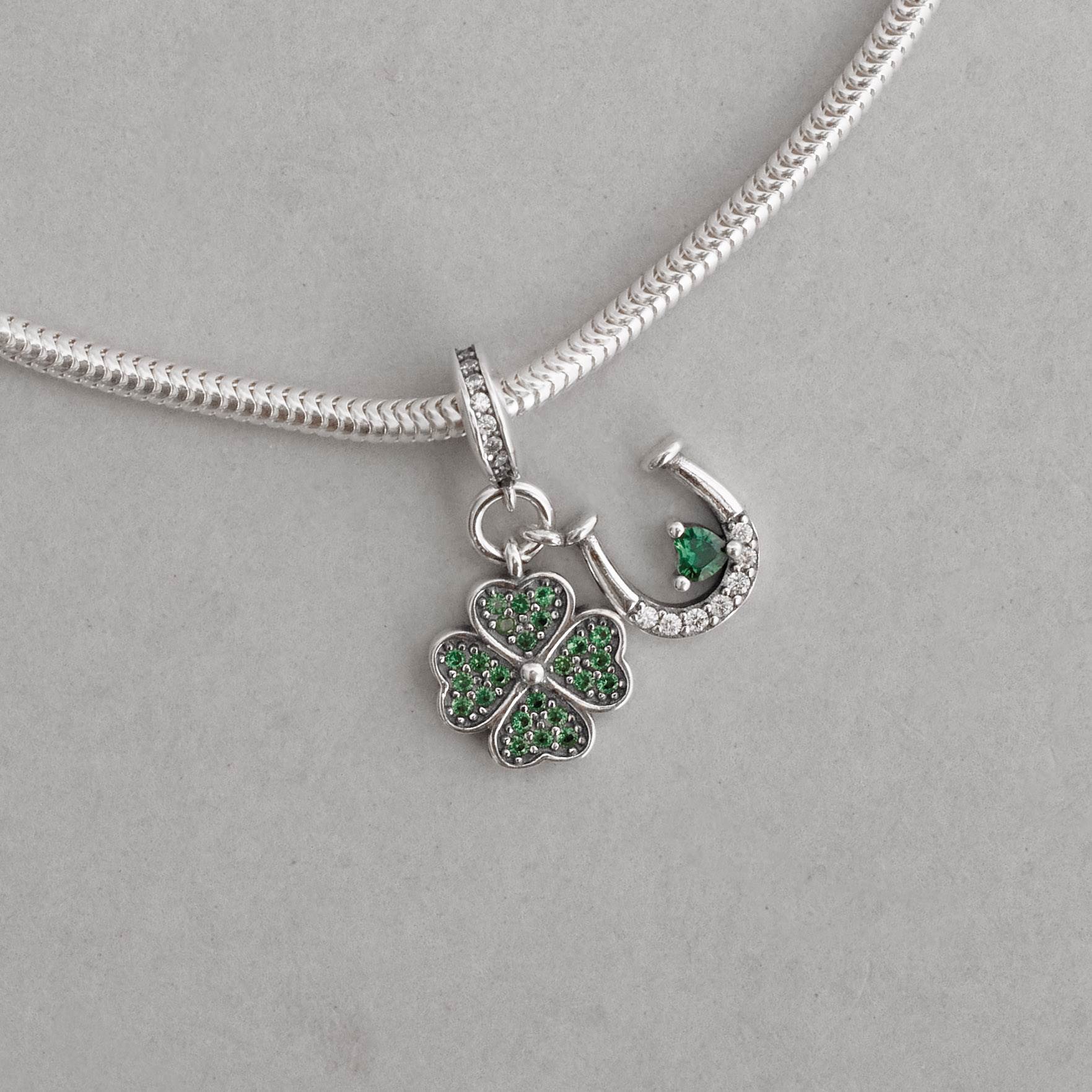 Imagem Secundária Berloque pingentes trevo e ferradura cravejados cristal e verde ródio