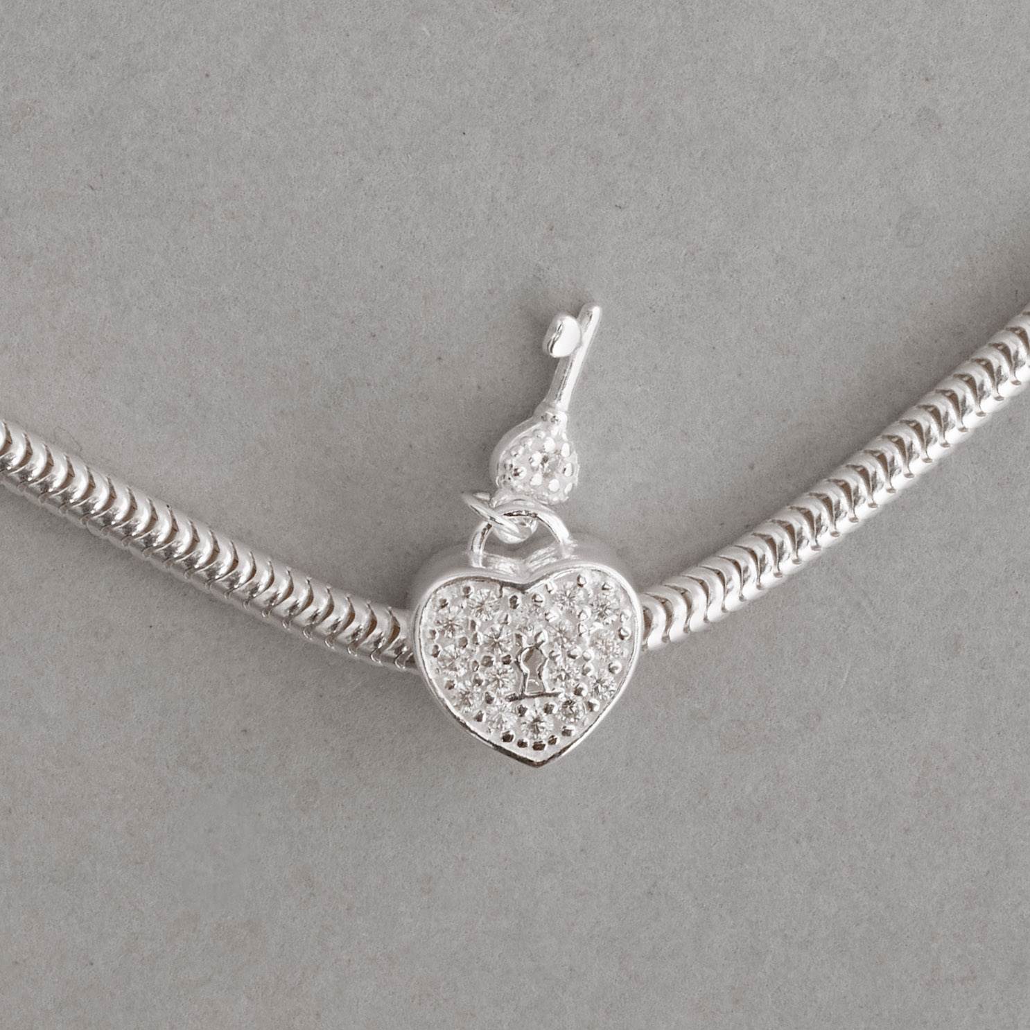 Berloque separador cadeado coração cravejado com pingente chave 10mm