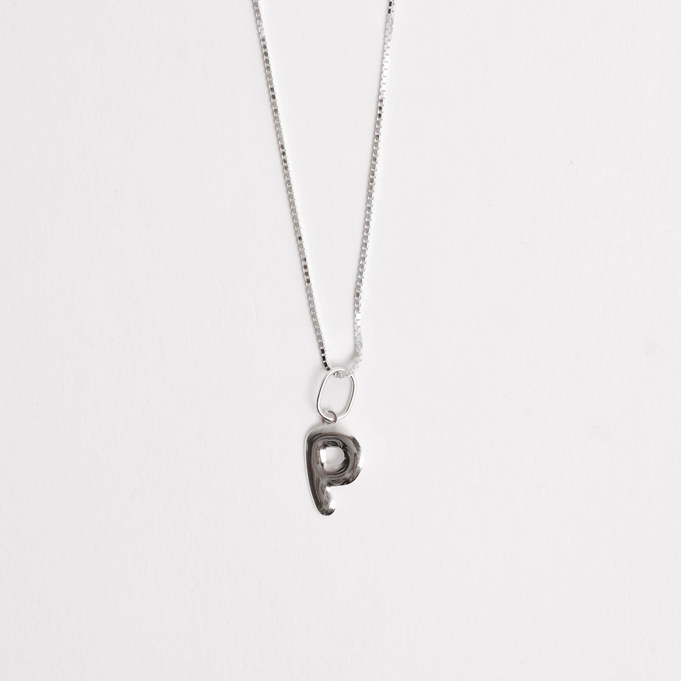 Colar pingente letra P 15mm 45cm