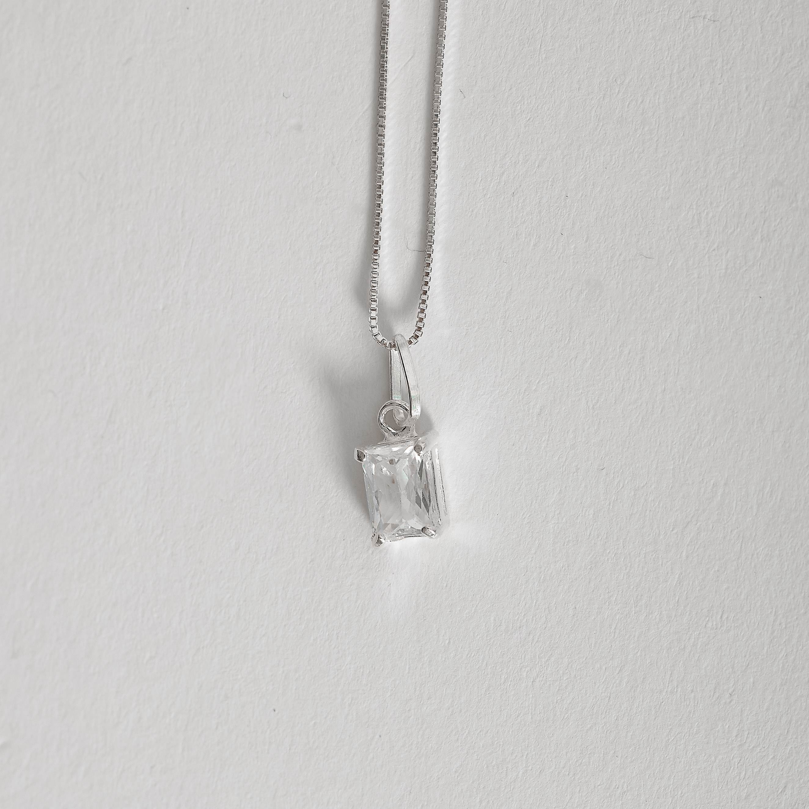 Colar pingente zircônia retangular cristal 7x5mm 45cm