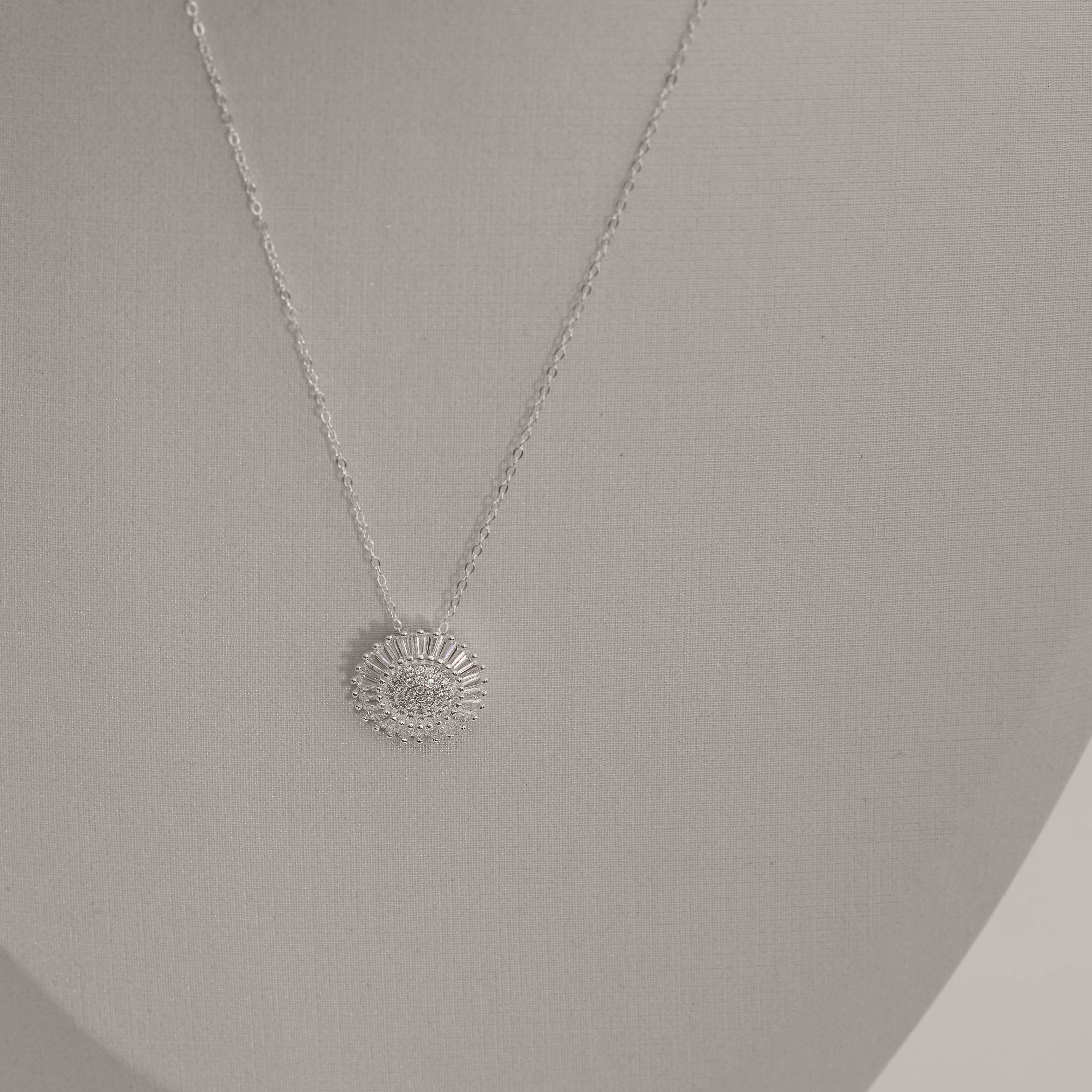 Imagem Secundária Colar pingente flor cravejada trabalhada 17mm corrente cadeado 40+5cm