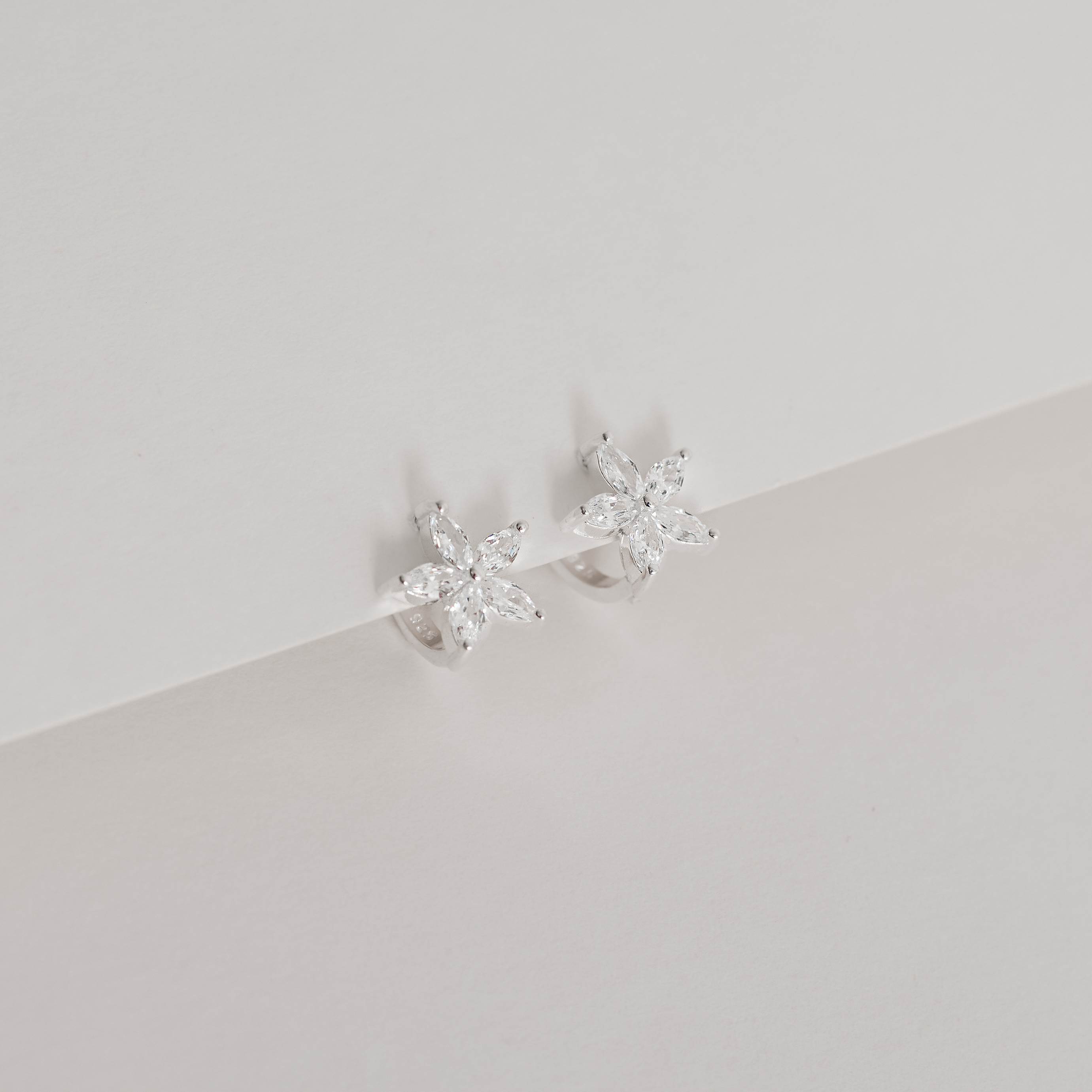 Argola click 10mm flor cravejada