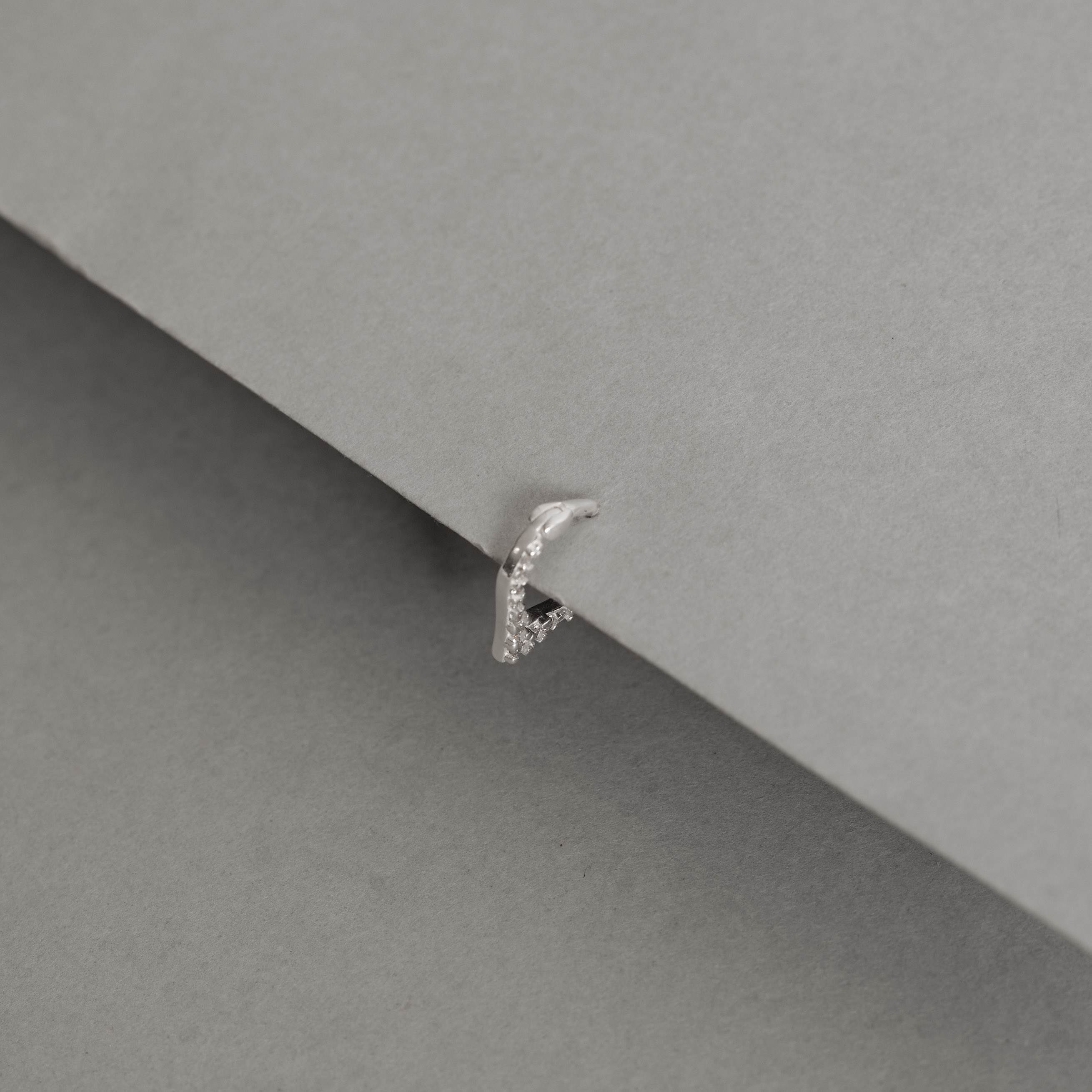 Imagem Secundária Piercing argola trava v cravejado 10mm orelha direita