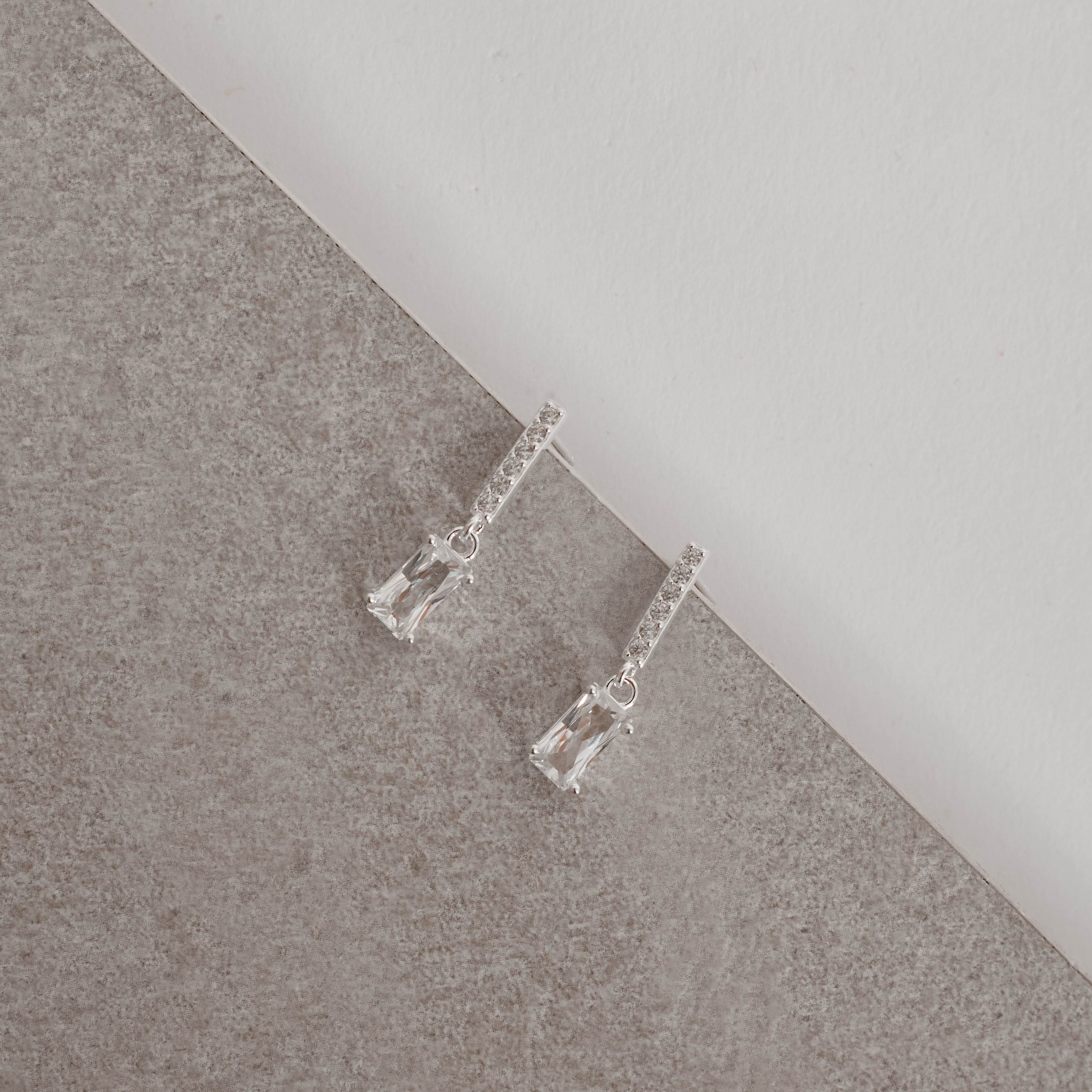 Brinco palito cravejado 11mm com pingente zircônia retangular