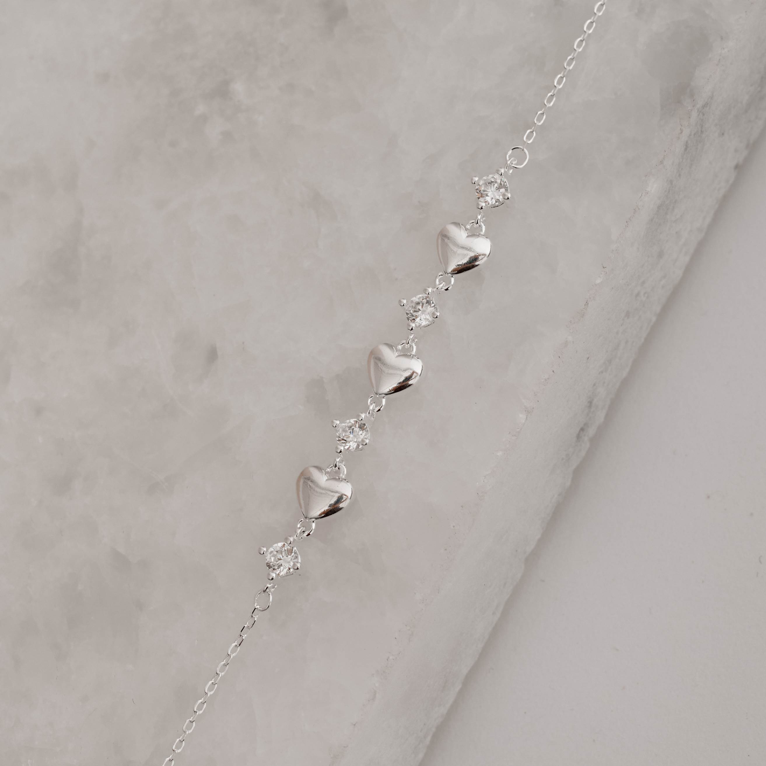 Pulseira entremeios zircônias e corações 16+4cm