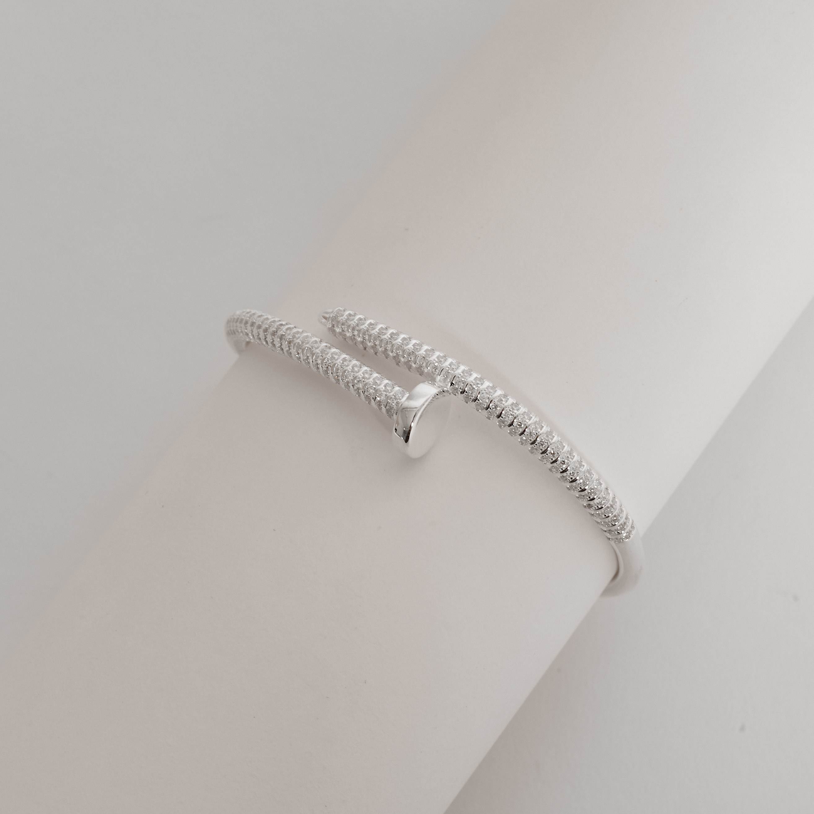 Bracelete pesado prego cravejado