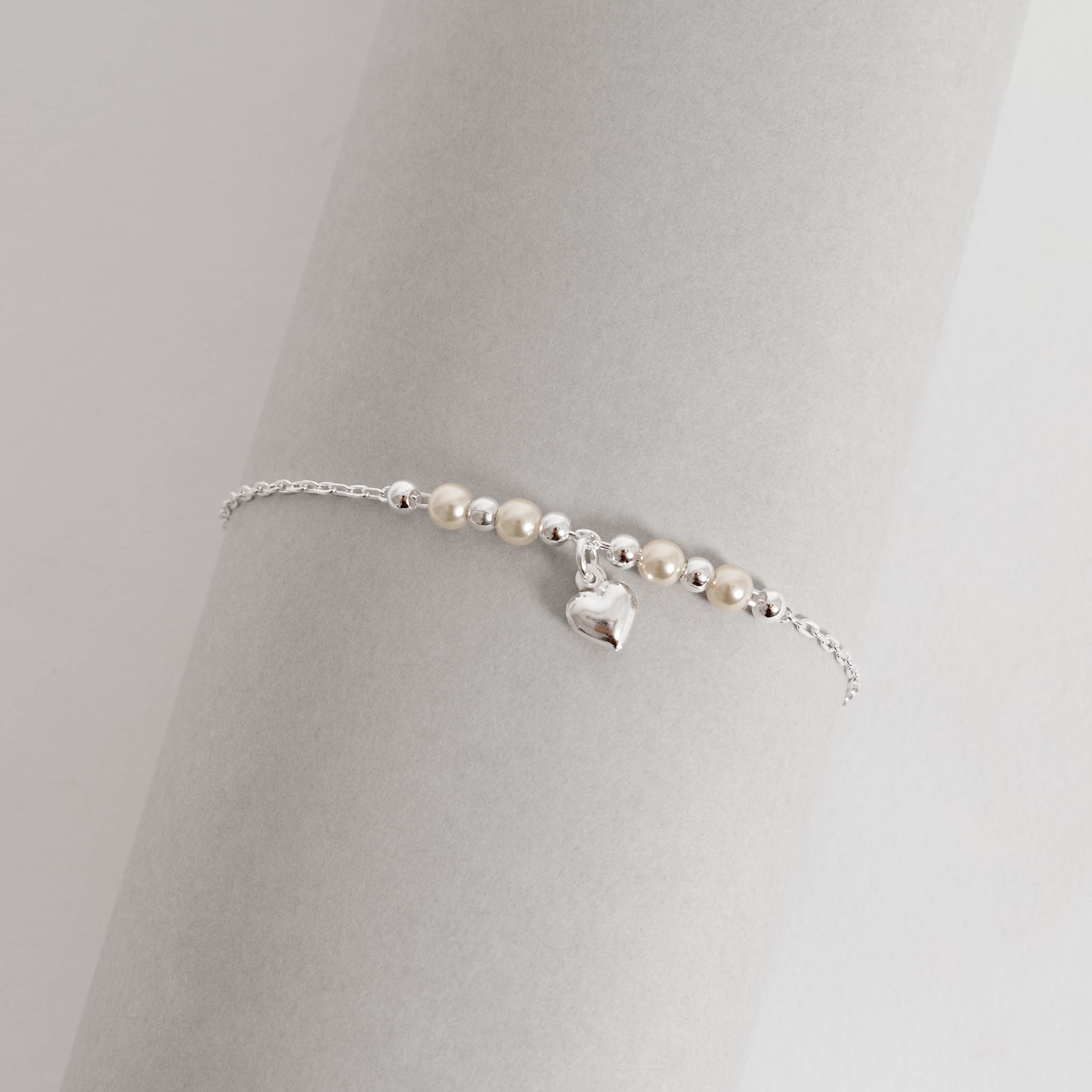 Imagem Secundária Pulseira entremeio bolas e pérolas com pingente coração 6mm 19cm