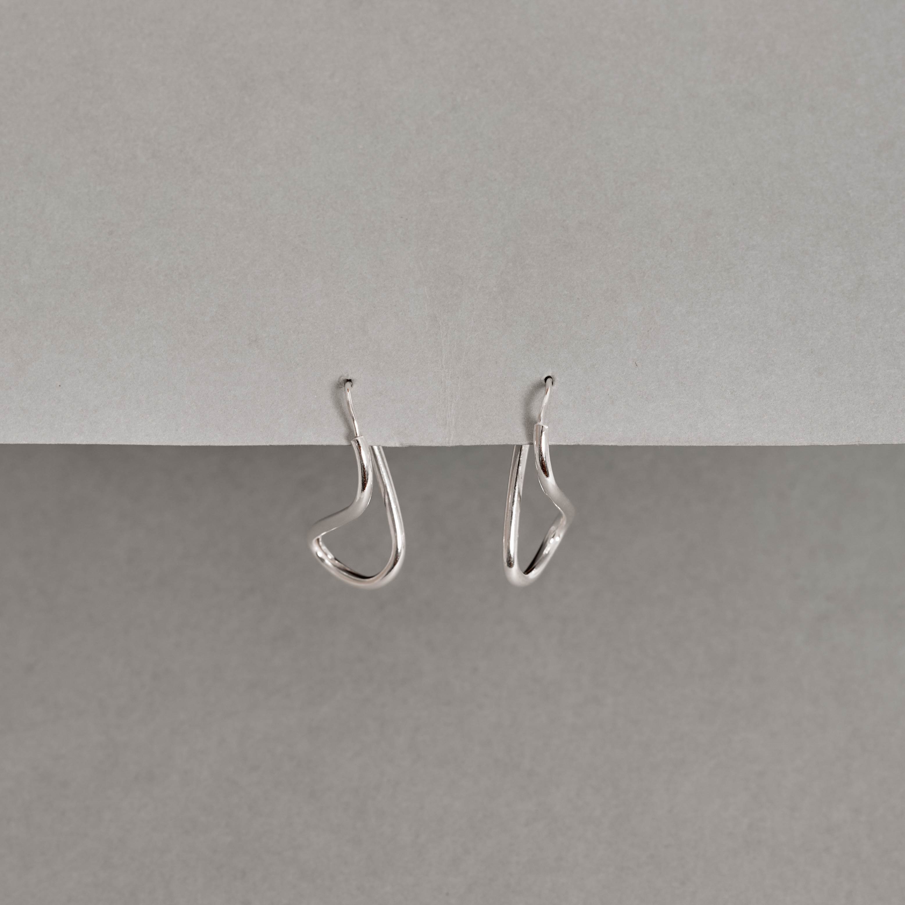 Argola infinito 28mm fio redondo