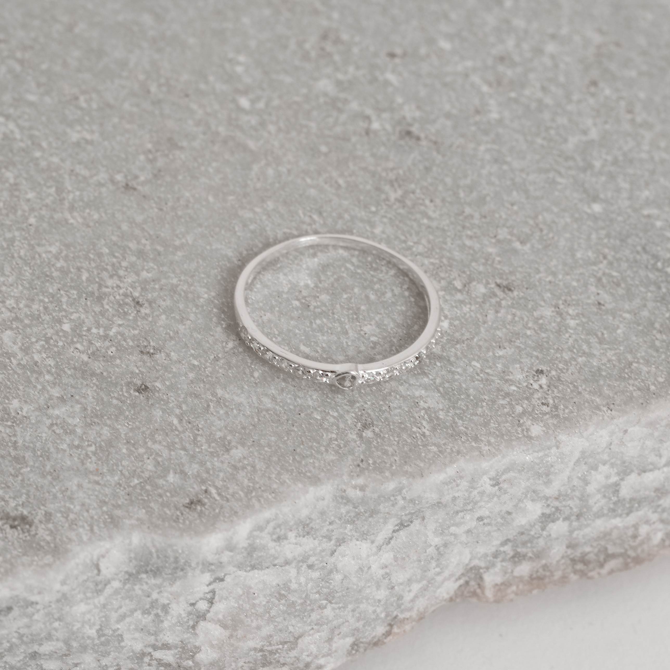 Imagem Secundária Anel meia aliança com zircônia coração