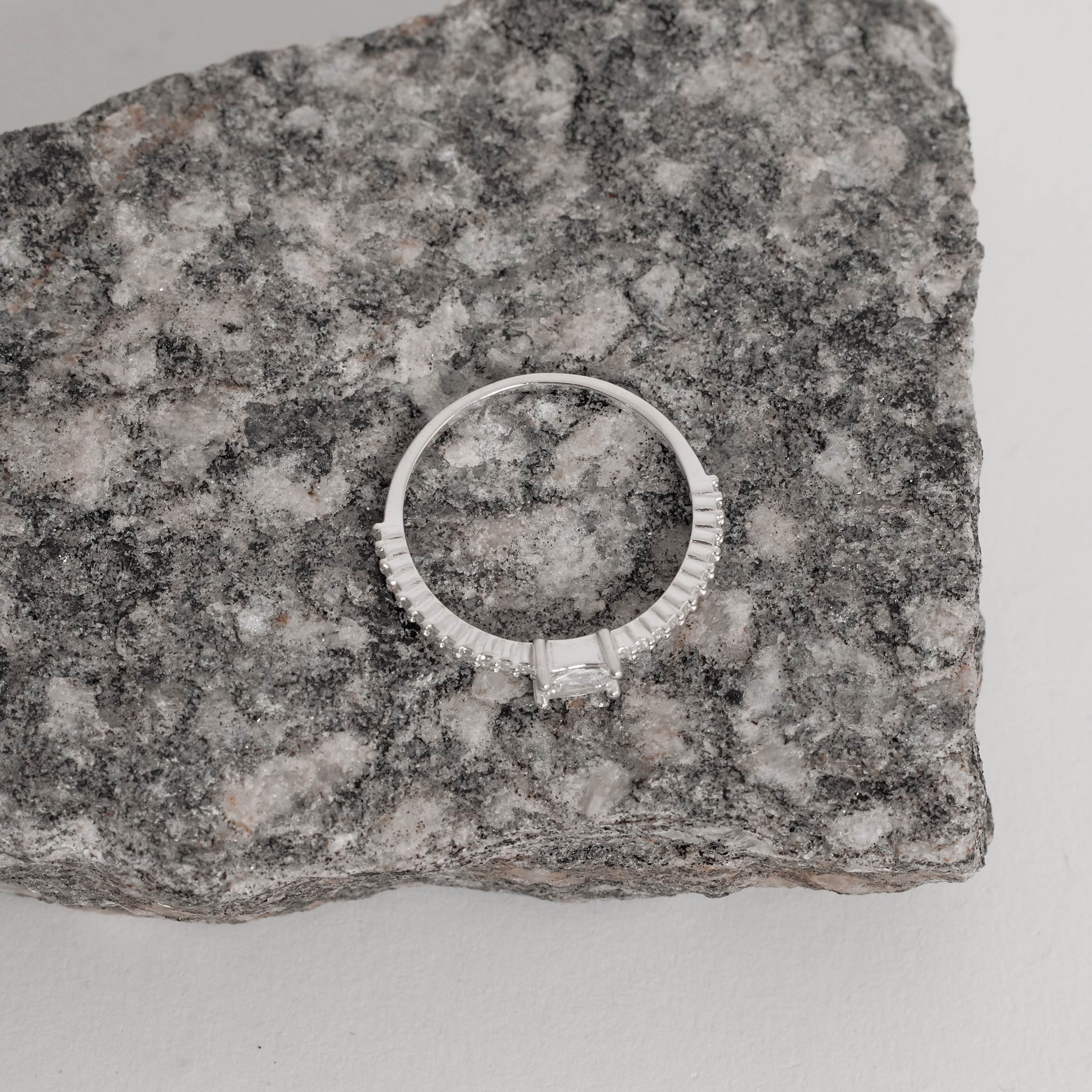 Imagem Secundária Anel meia aliança com solitário zircônia retangular 4mm