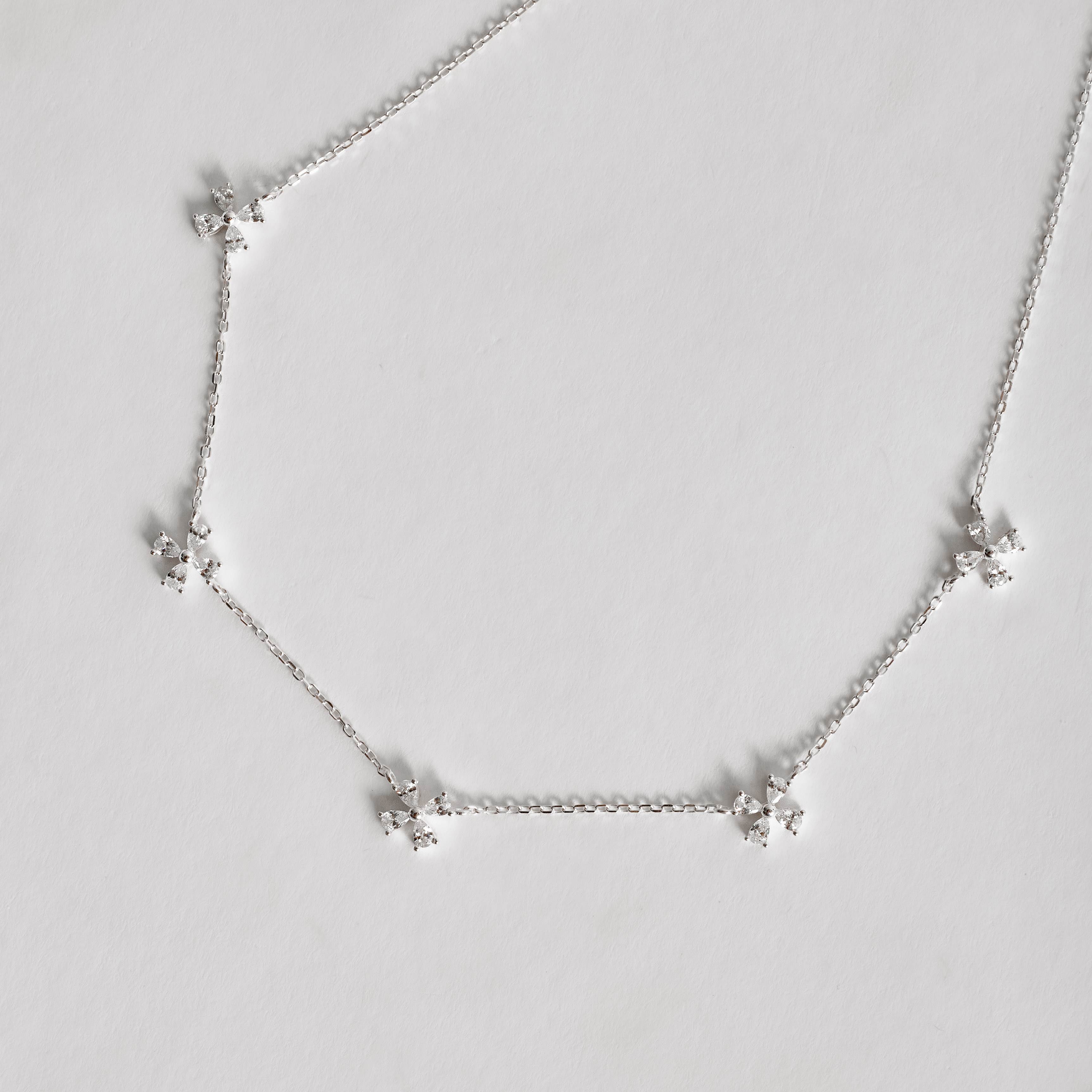 Colar entremeios flores cravejadas 7mm 40+5cm