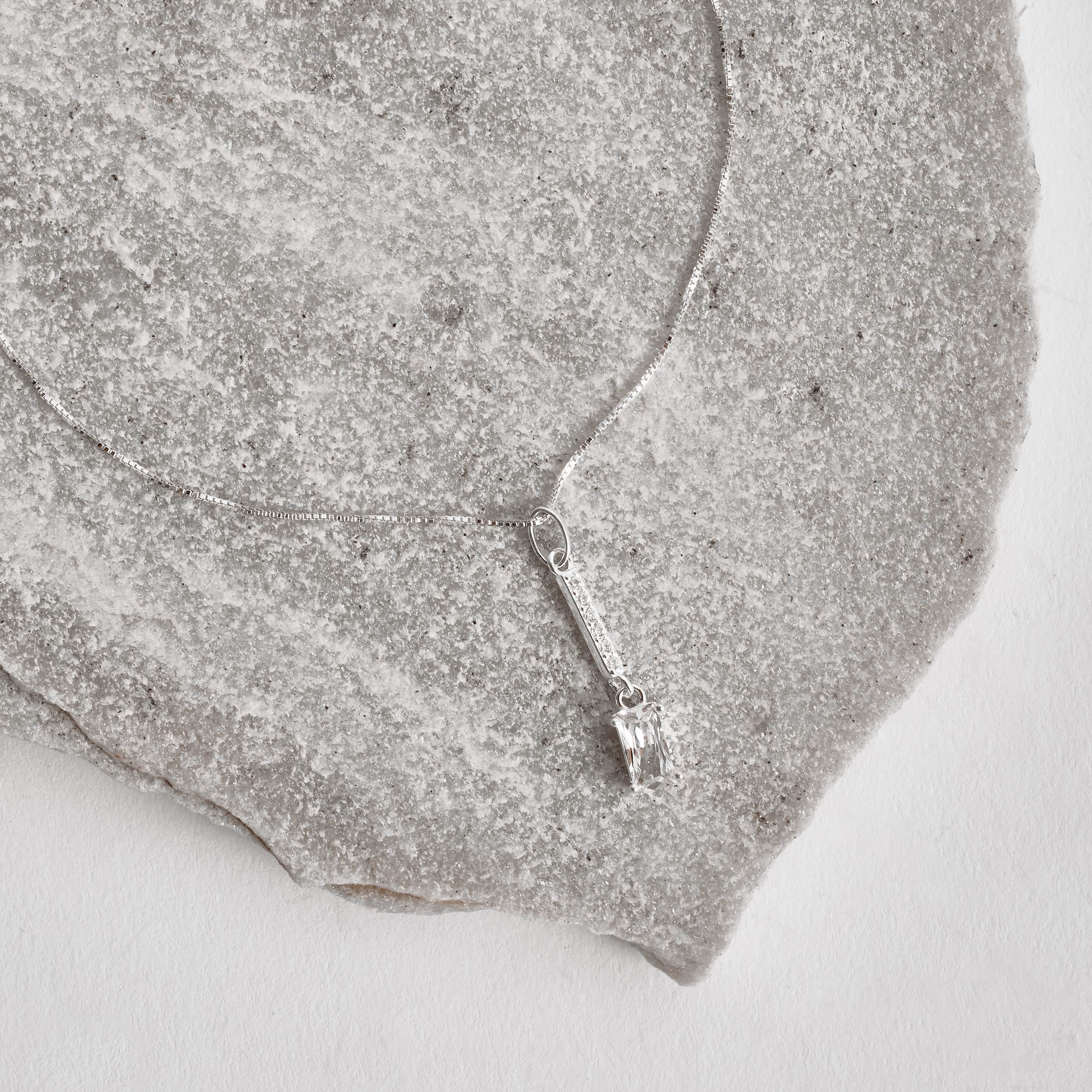 Imagem Secundária Colar pingente palito cravejado com zircônia retangular 11mm 45cm