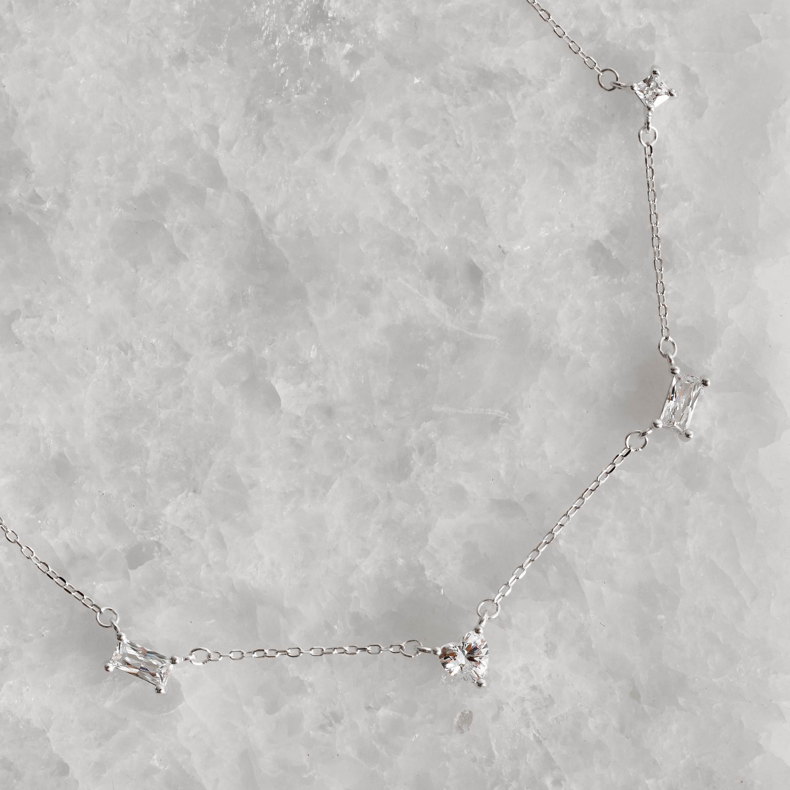Colar entremeios zircônias quadrada, retangular e coração 40+5cm
