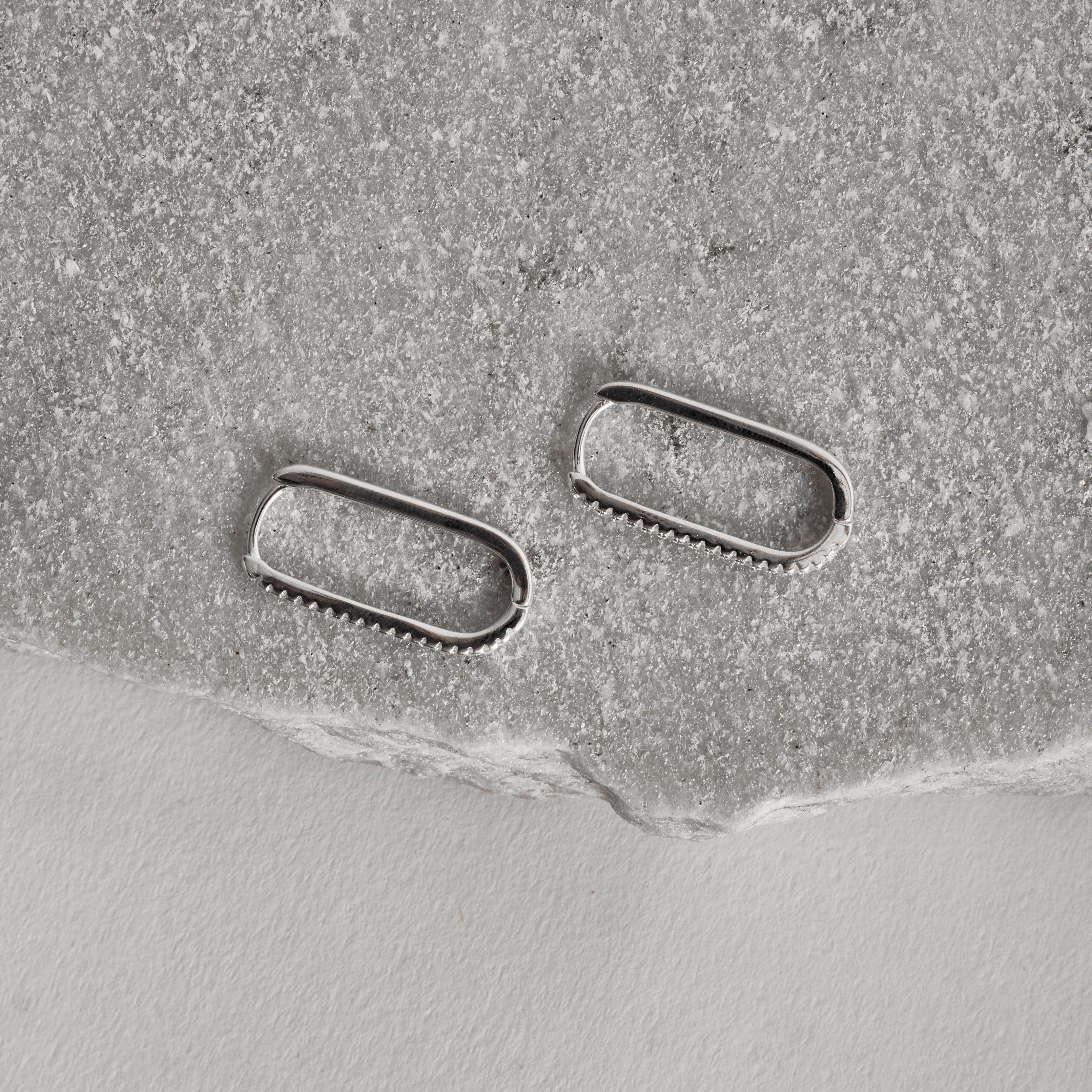 Argola click cravejada 23mm