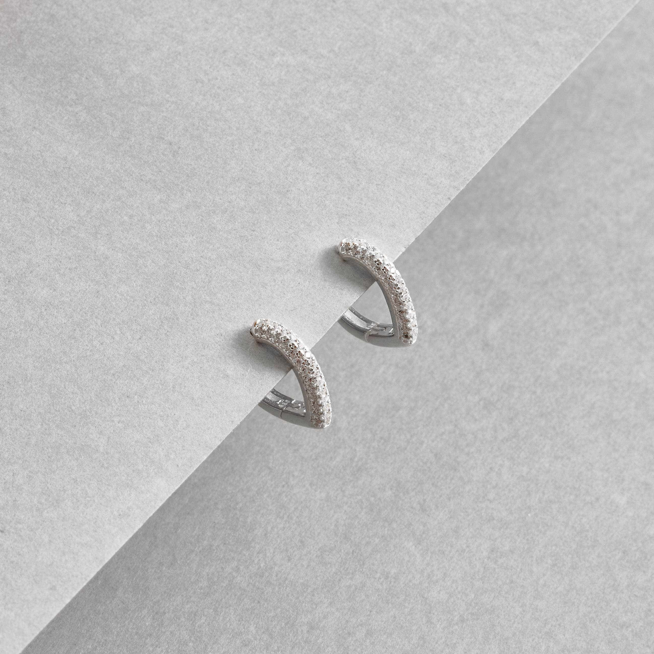 Argola click gota 13mm triplo cravejado