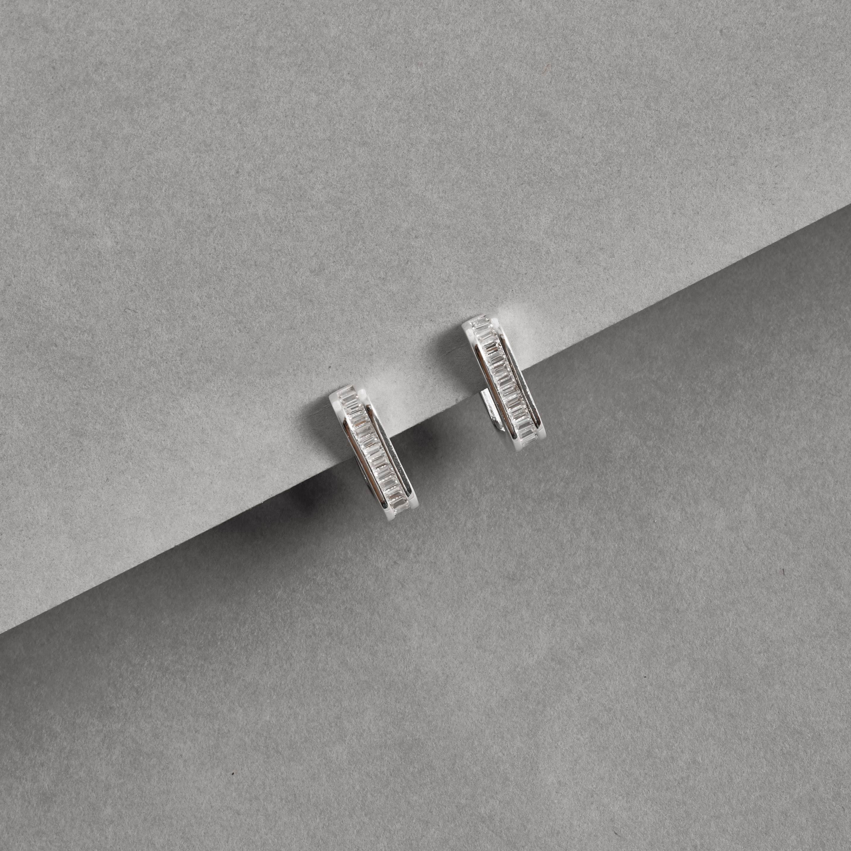 Argola click quadrada com zircônias retangulares 13mm 