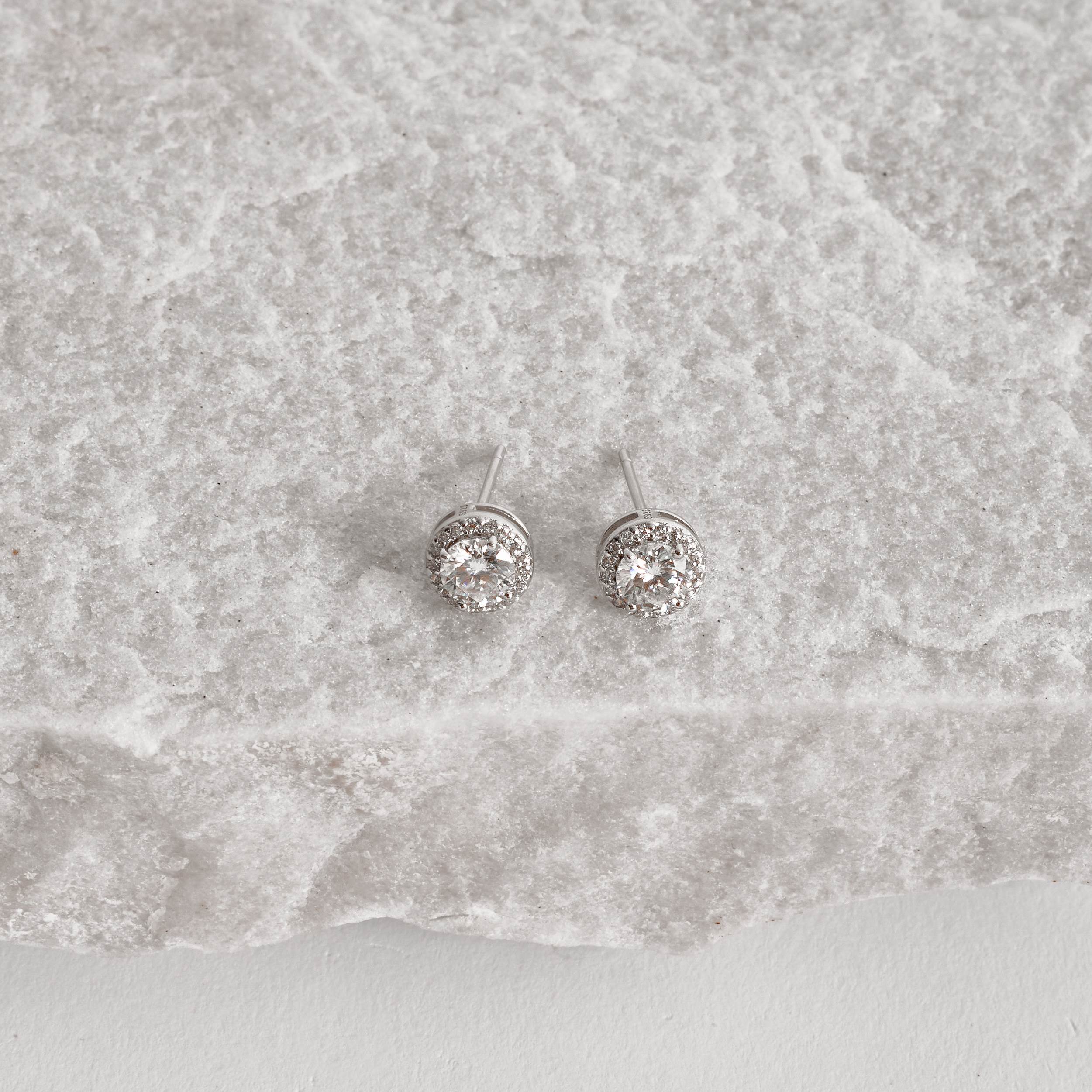 Brinco moissanite cristal 5mm com cravejado ródio