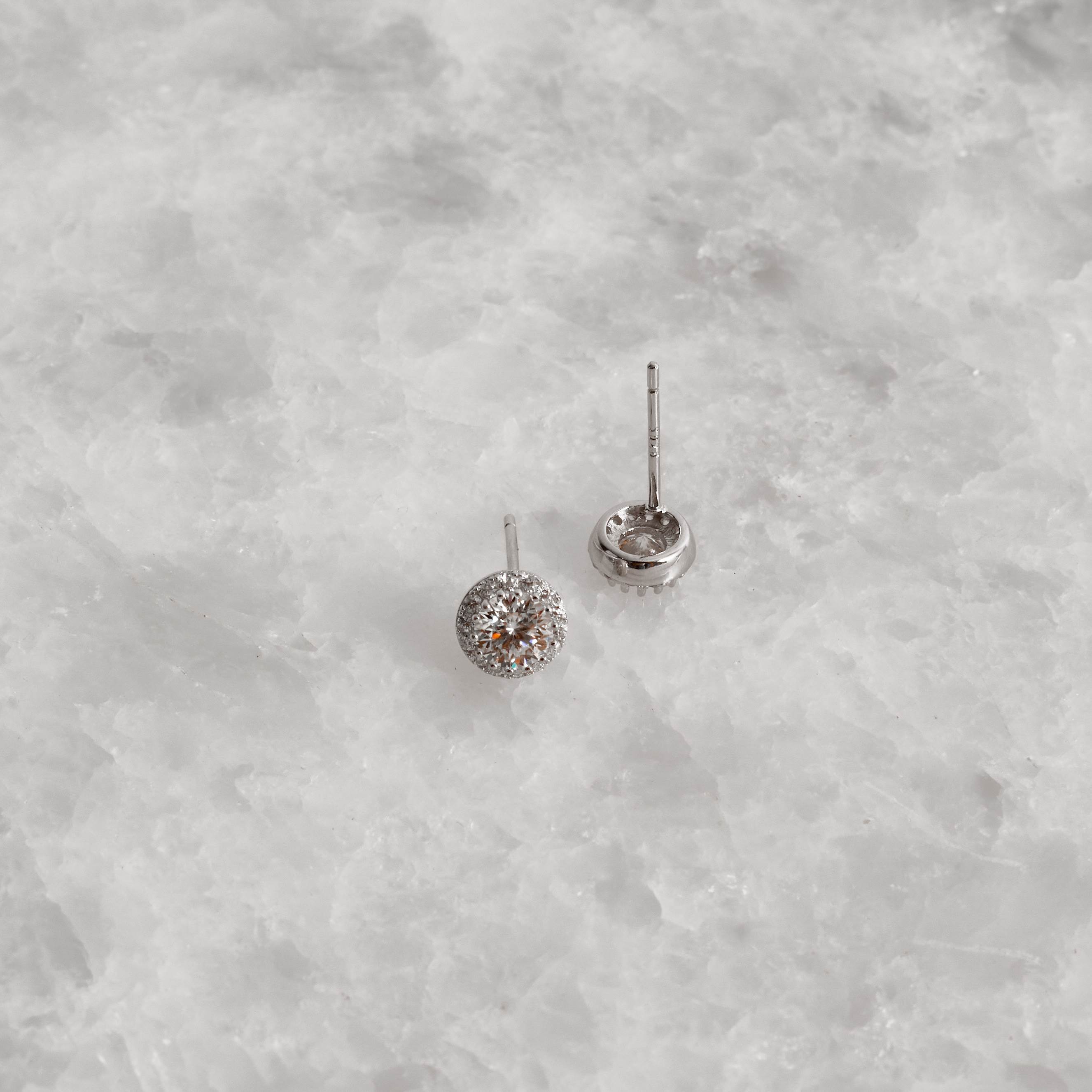 Brinco moissanite 5mm com cravejado cristal ródio