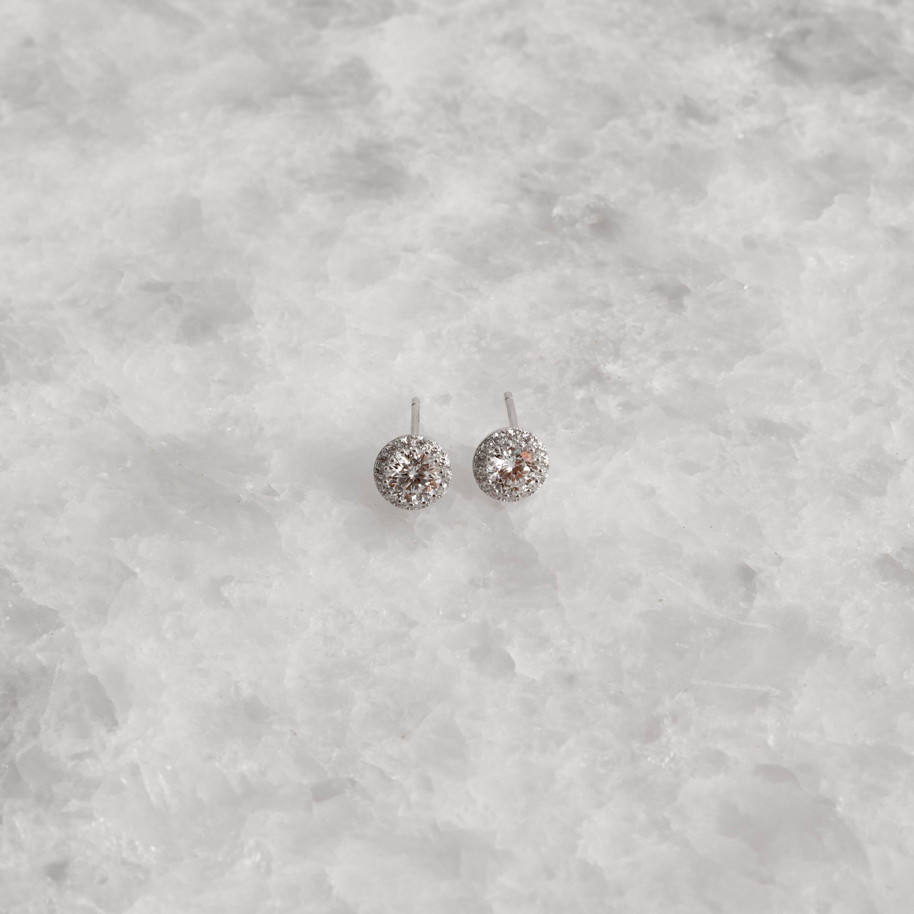 Brinco moissanite 5mm com cravejado cristal ródio