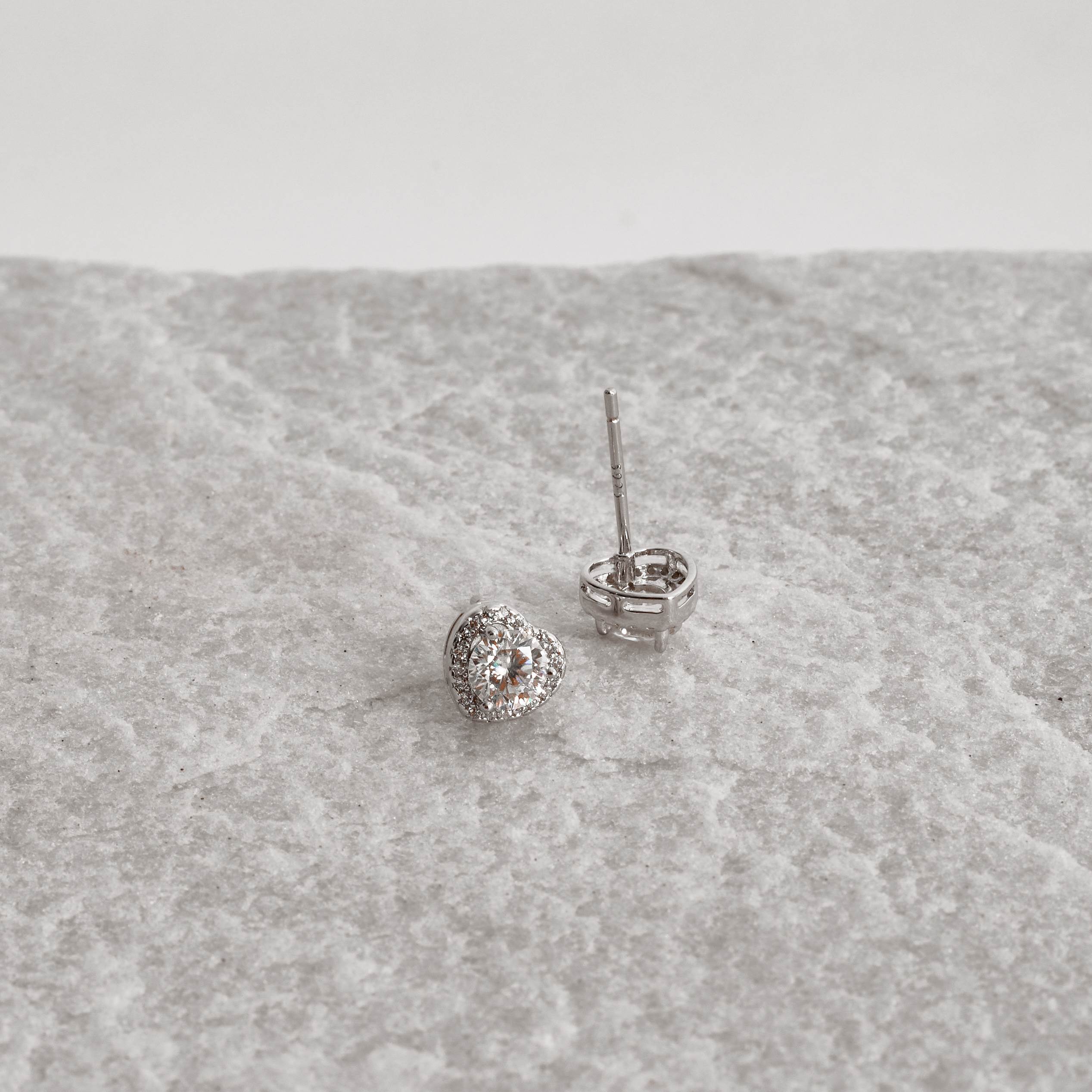 Brinco moissanite cristal 5mm com coração cravejado ródio