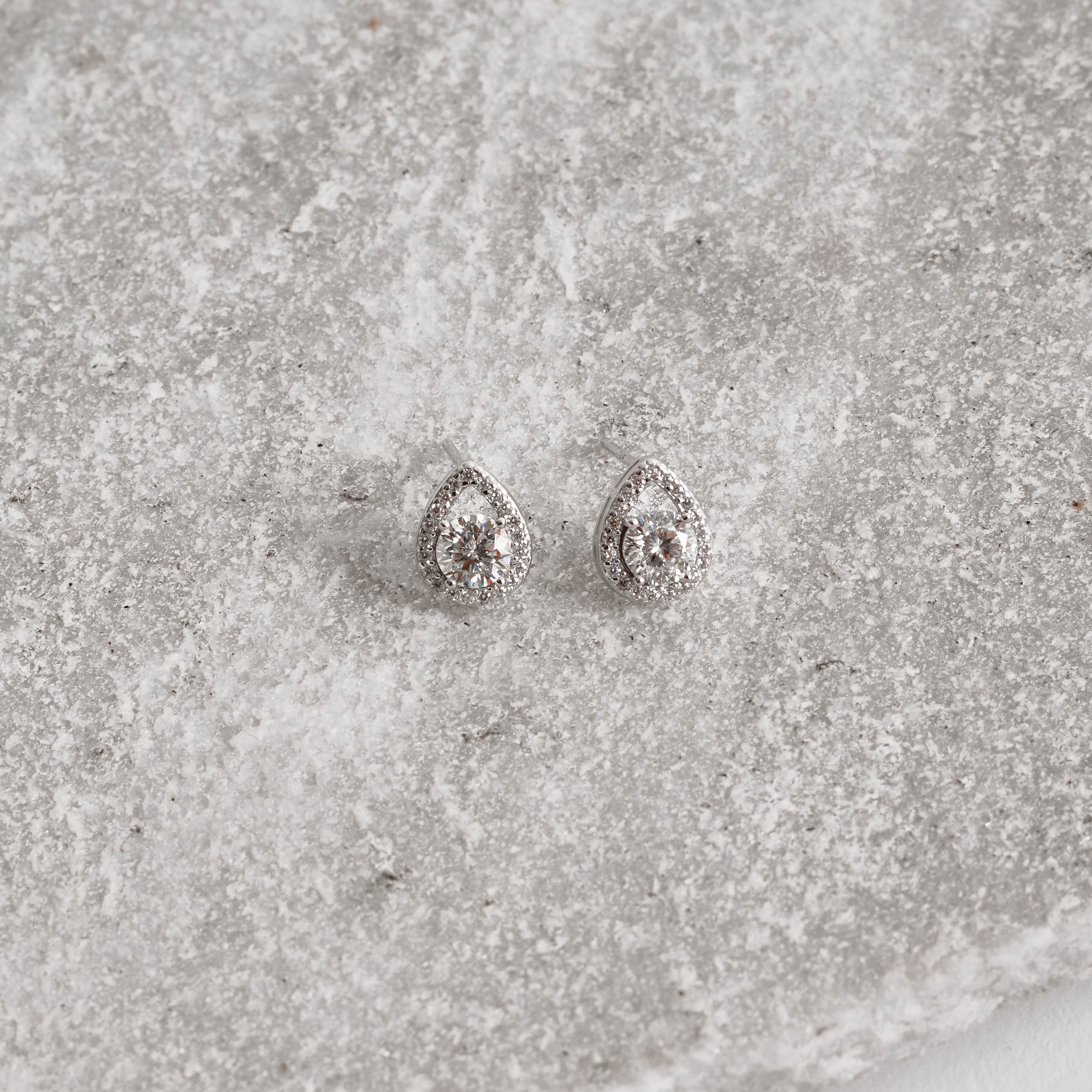 Brinco moissanite 5mm com gota vazada cravejada ródio