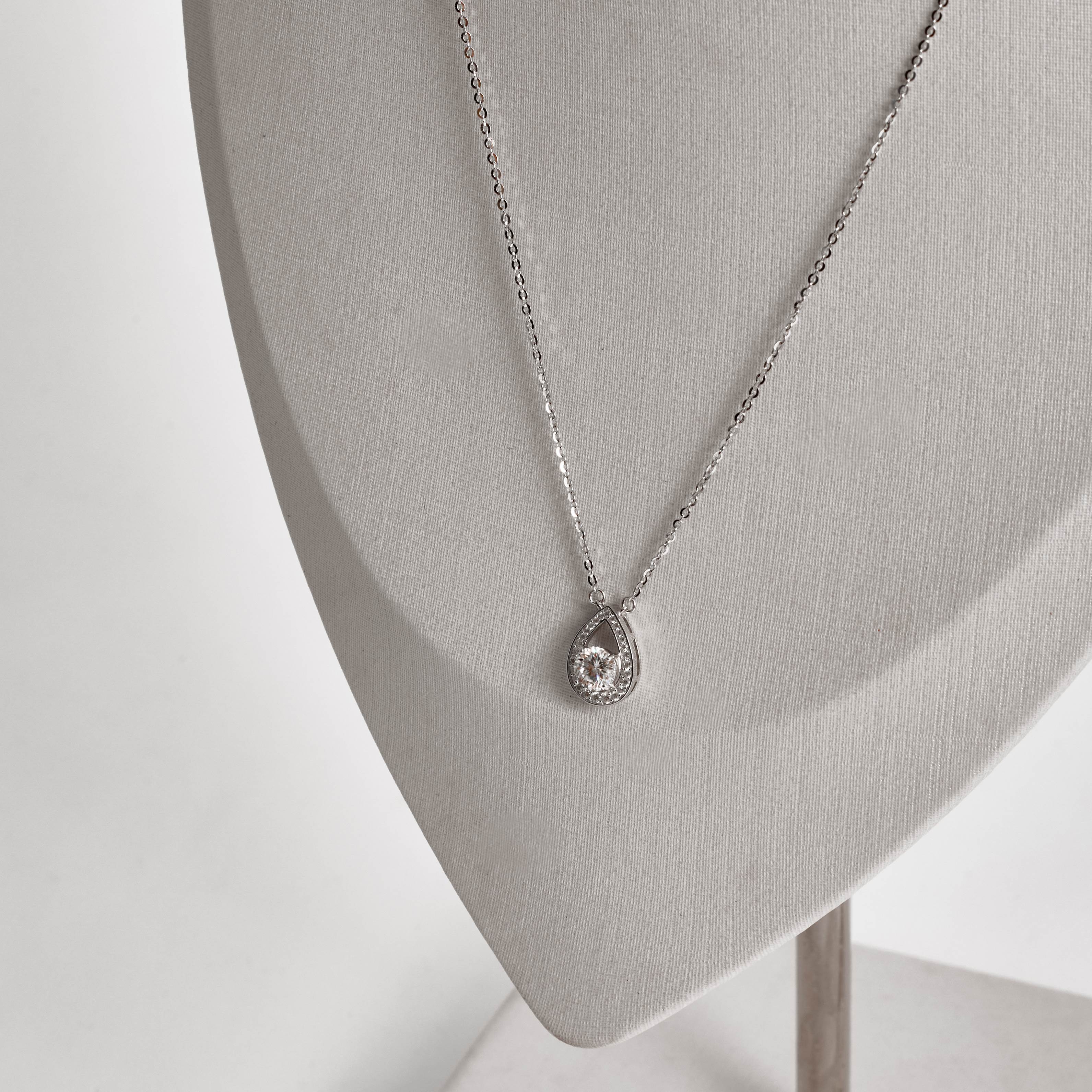 Colar entremeio moissanite 5mm com gota vazada cravejada corrente cadeadinho 45cm ródio