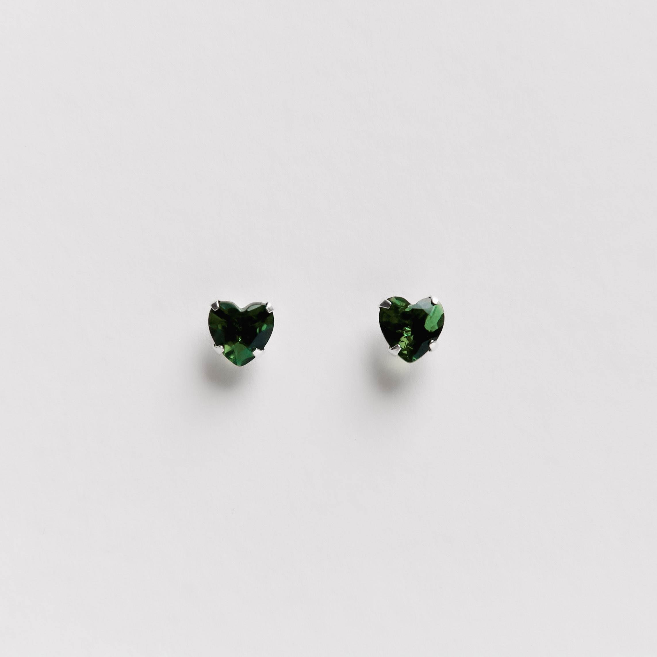 Brinco zircônia coração esmeralda 6mm