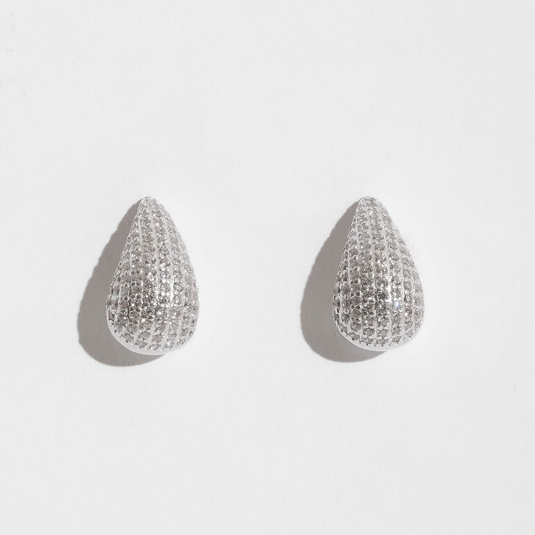 Brinco gota pesada cravejada 18mm
