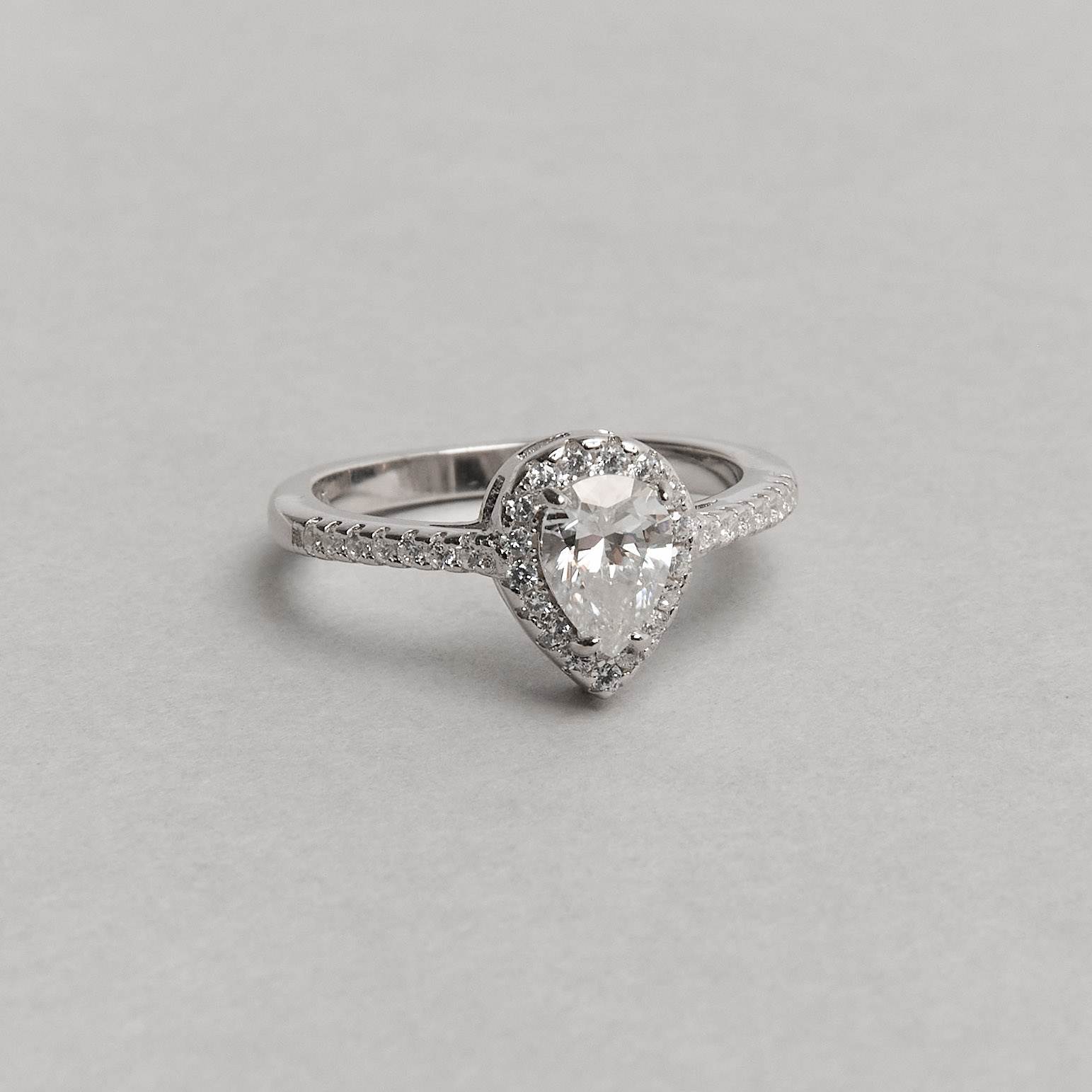 Imagem Secundária Anel moissanite gota 7x5mm com cravejado ródio
