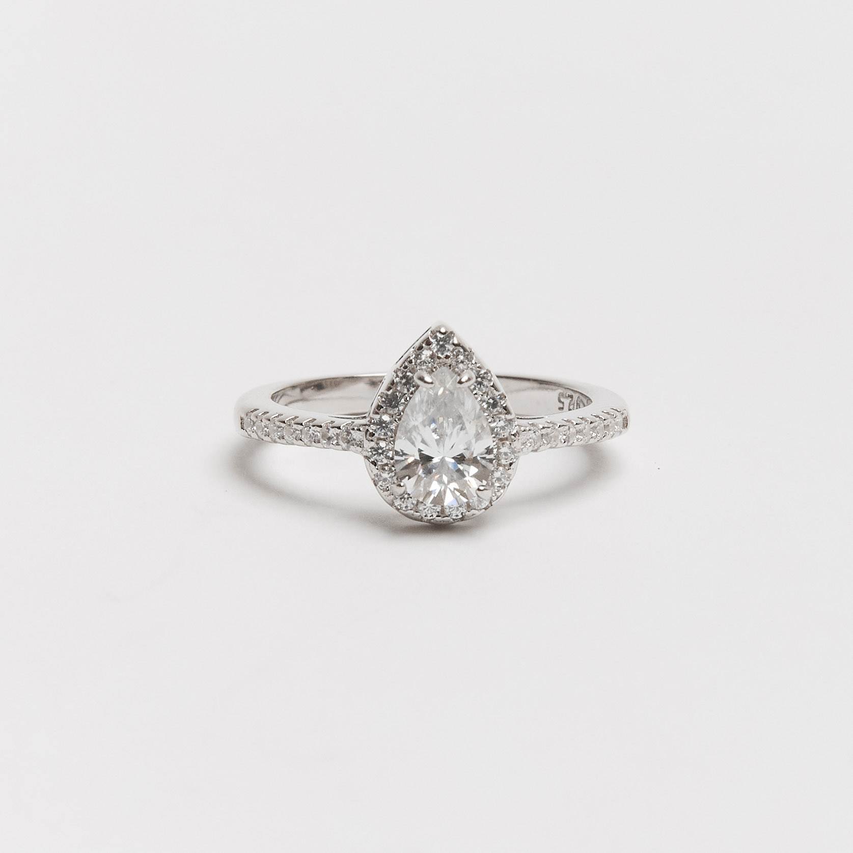 Anel moissanite gota 7x5mm com cravejado ródio