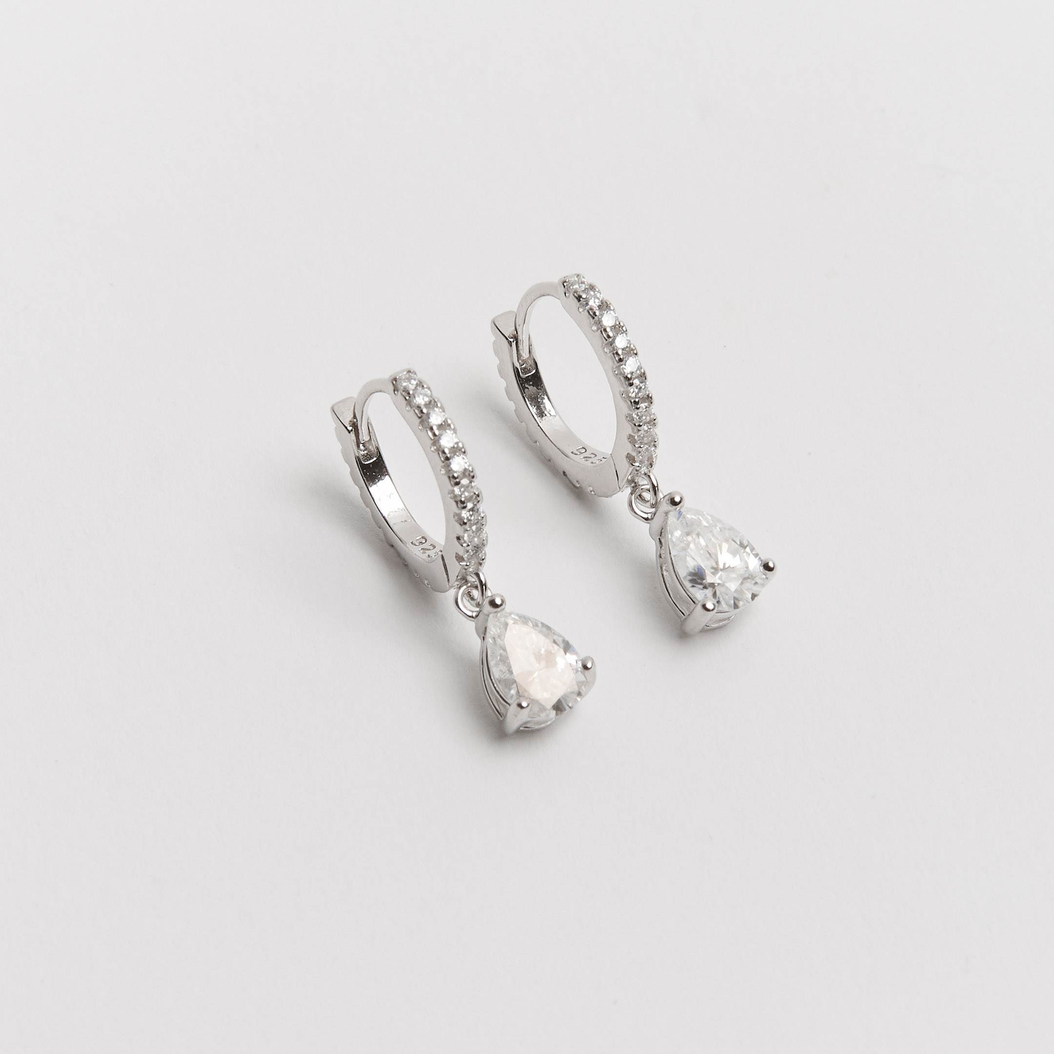 Argola click cravejada de moissanites 13mm com pingente gota ródio