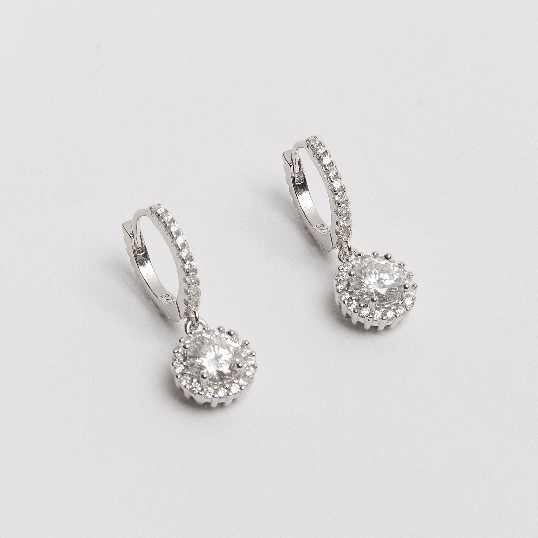 Argola click cravejada de moissanites 13mm com pingente botão ródio