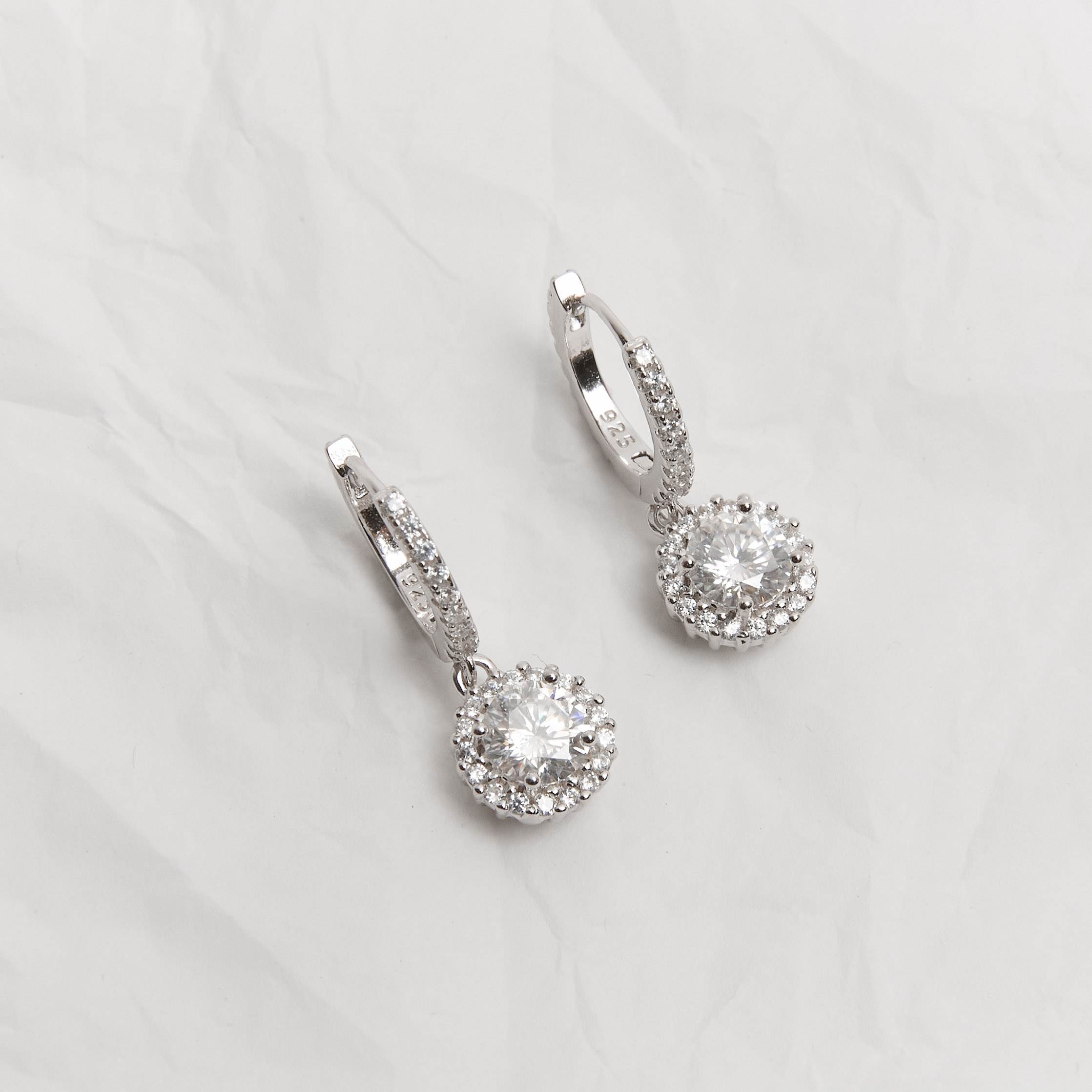 Argola click cravejada de moissanites 13mm com pingente botão ródio