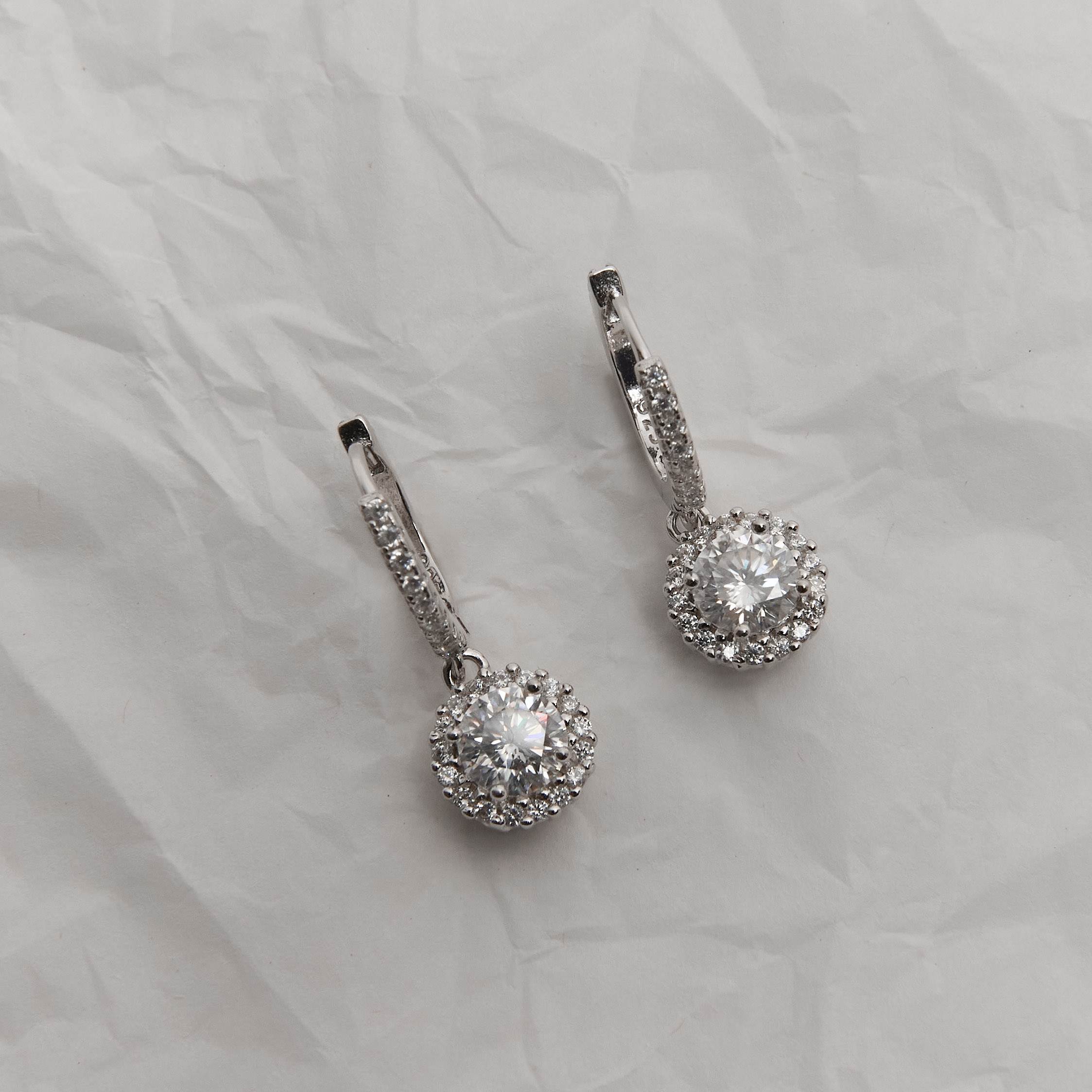 Argola click cravejada de moissanites 13mm com pingente botão ródio