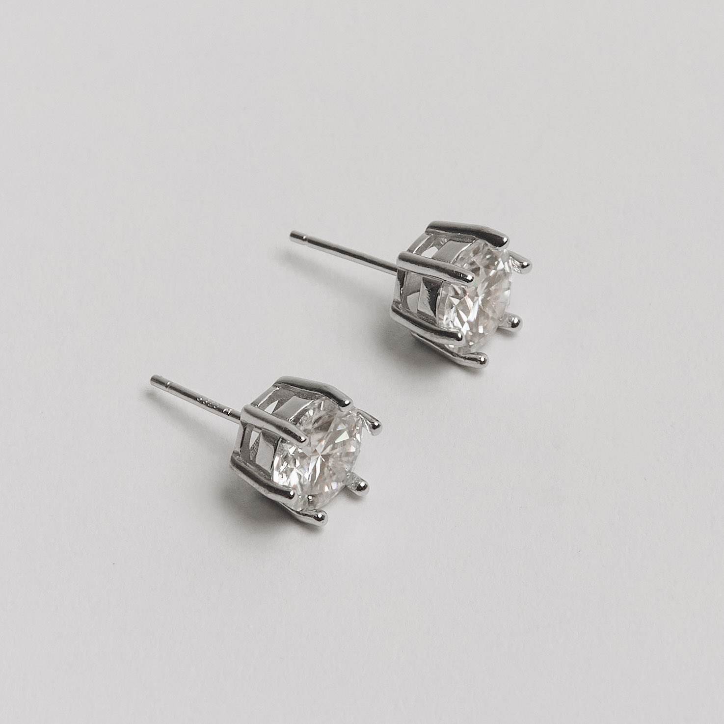 Brinco moissanite 8mm ródio